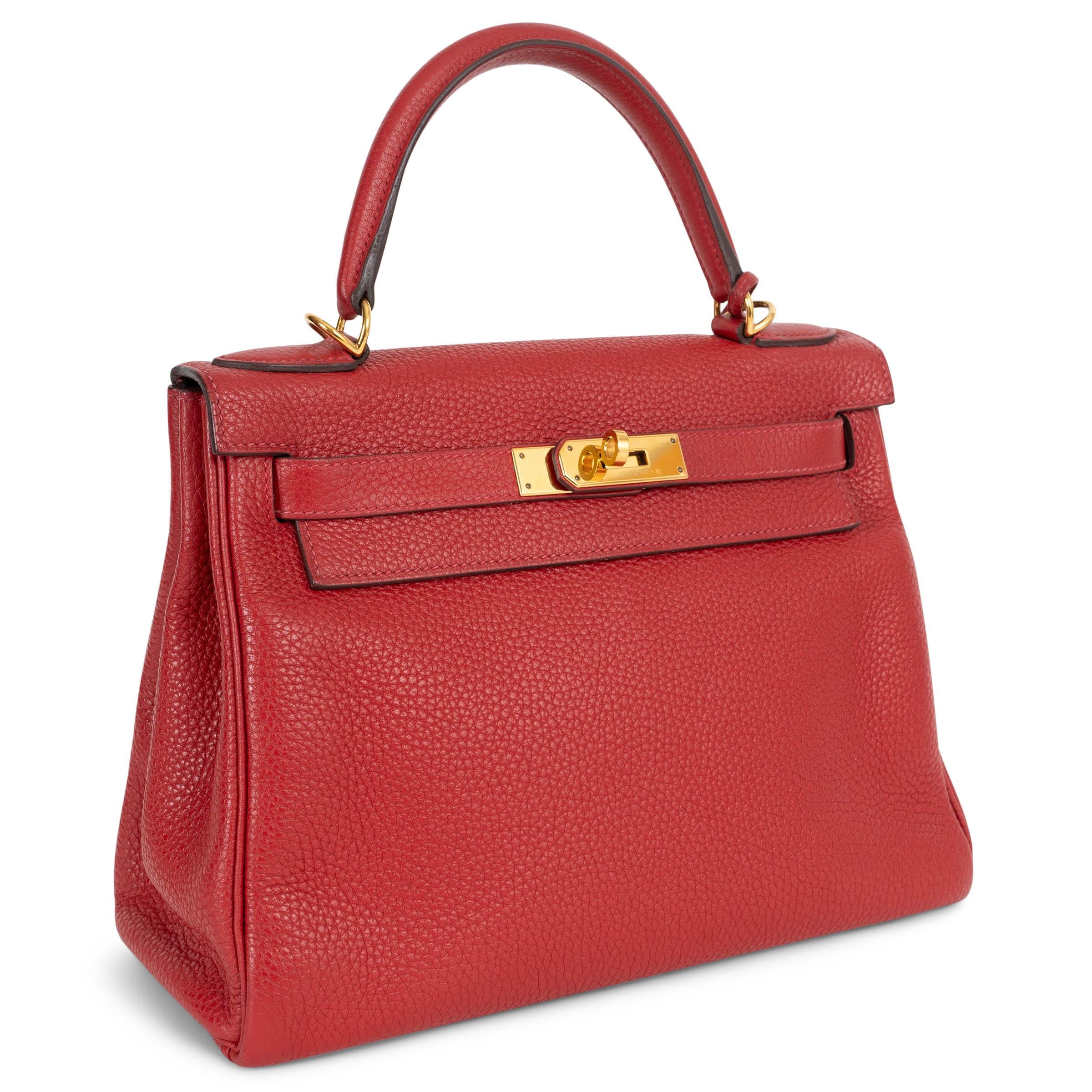 Este bolso Hermès Kelly 28 Retourne 100% auténtico está confeccionado en piel Rouge Casaque Taurillon Clemence con herrajes chapados en oro. La flexible construcción Retourne le confiere una silueta ligeramente más suave, mientras que el clásico