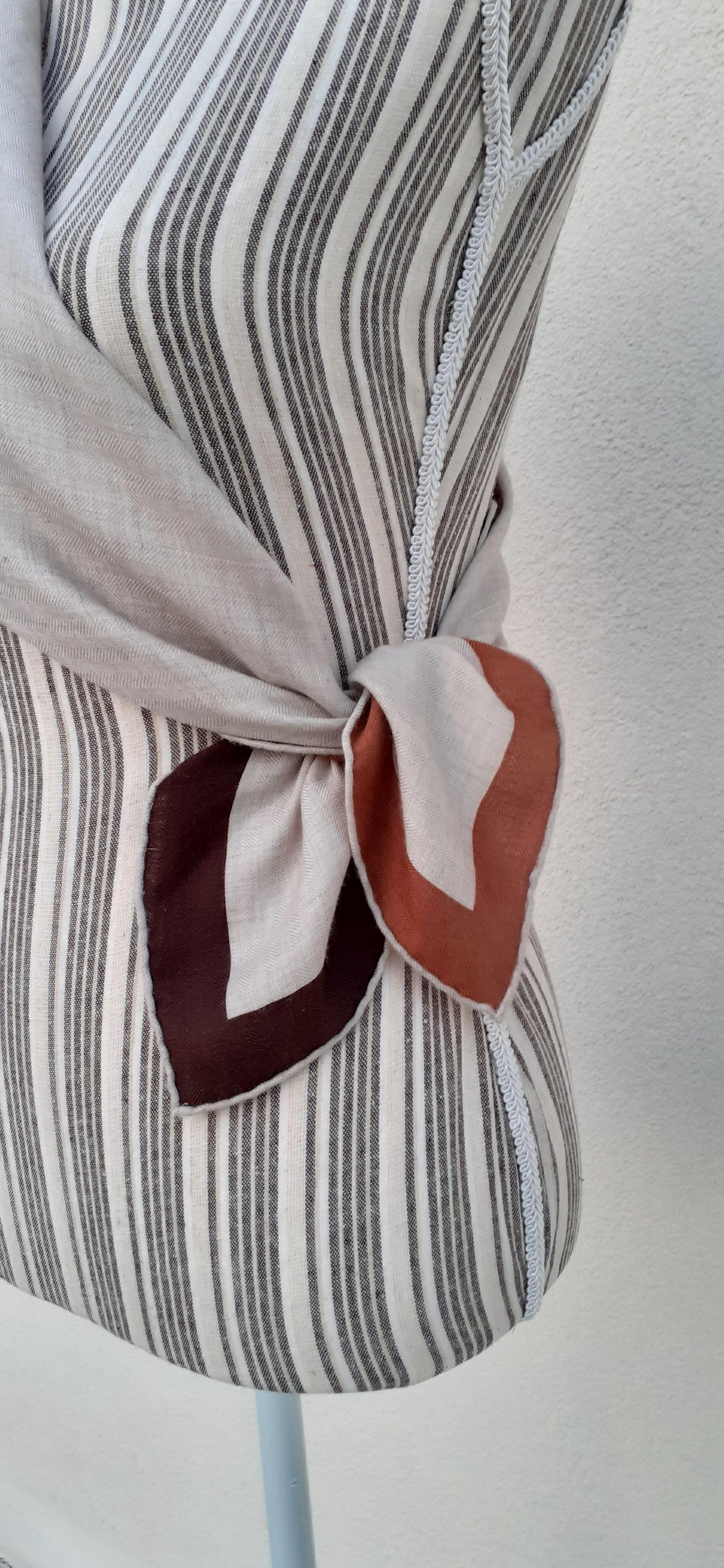 Hermès - Écharpe en cachemire et soie encadrée - Blason naturel 90 cm  en vente 12