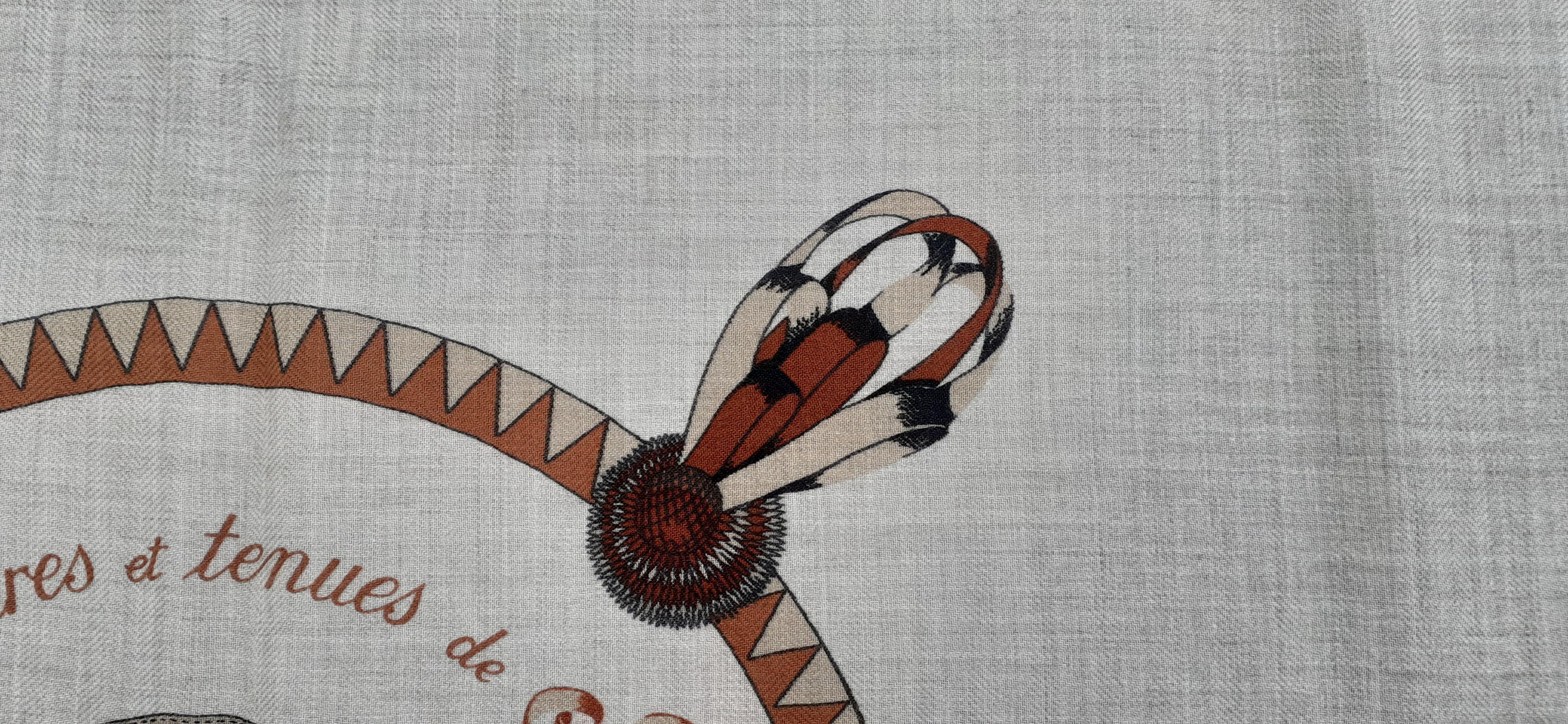 Hermès - Écharpe en cachemire et soie encadrée - Blason naturel 90 cm  Pour femmes en vente