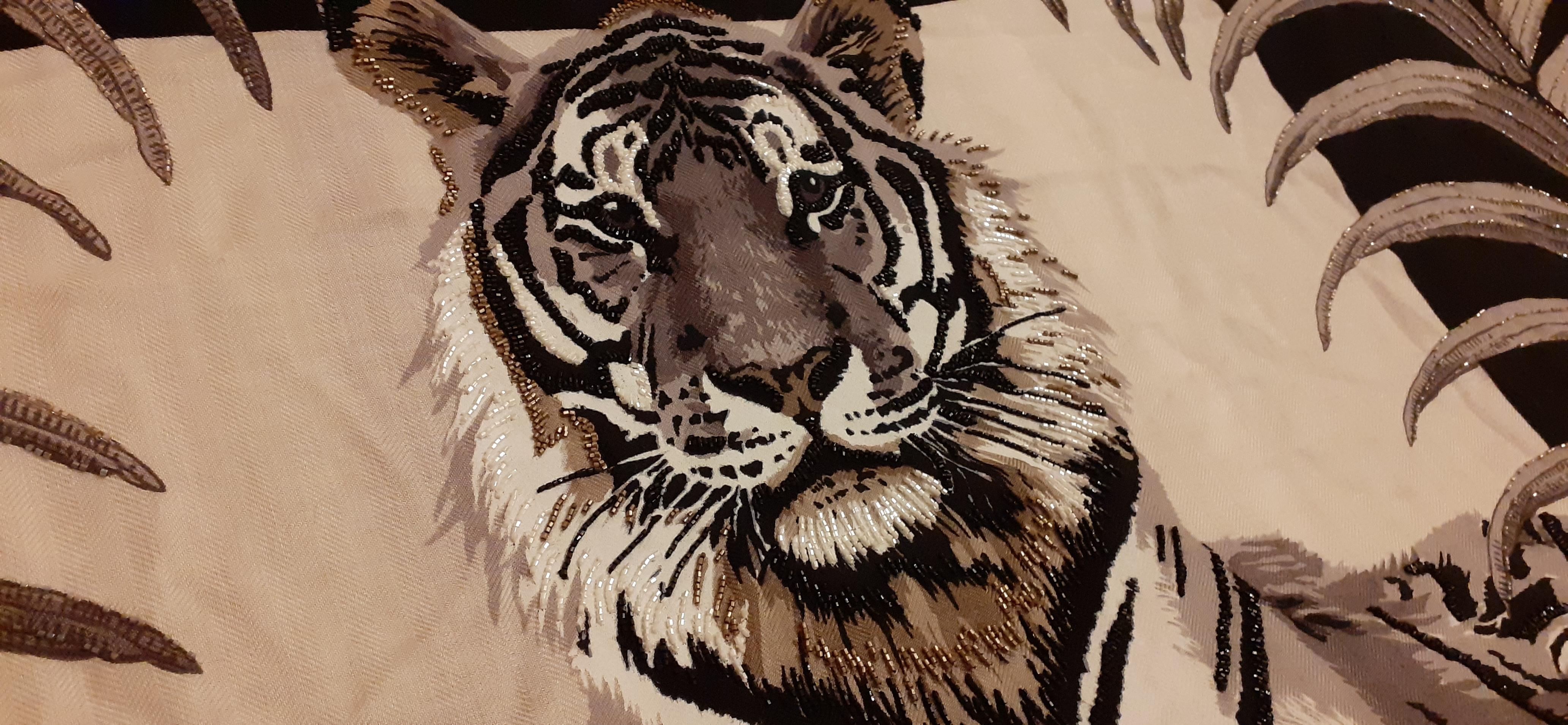 Hermès Cashmere and Silk Shawl Tigre Royal Hand Beaded Made in India 140 cm RARE For Sale 4