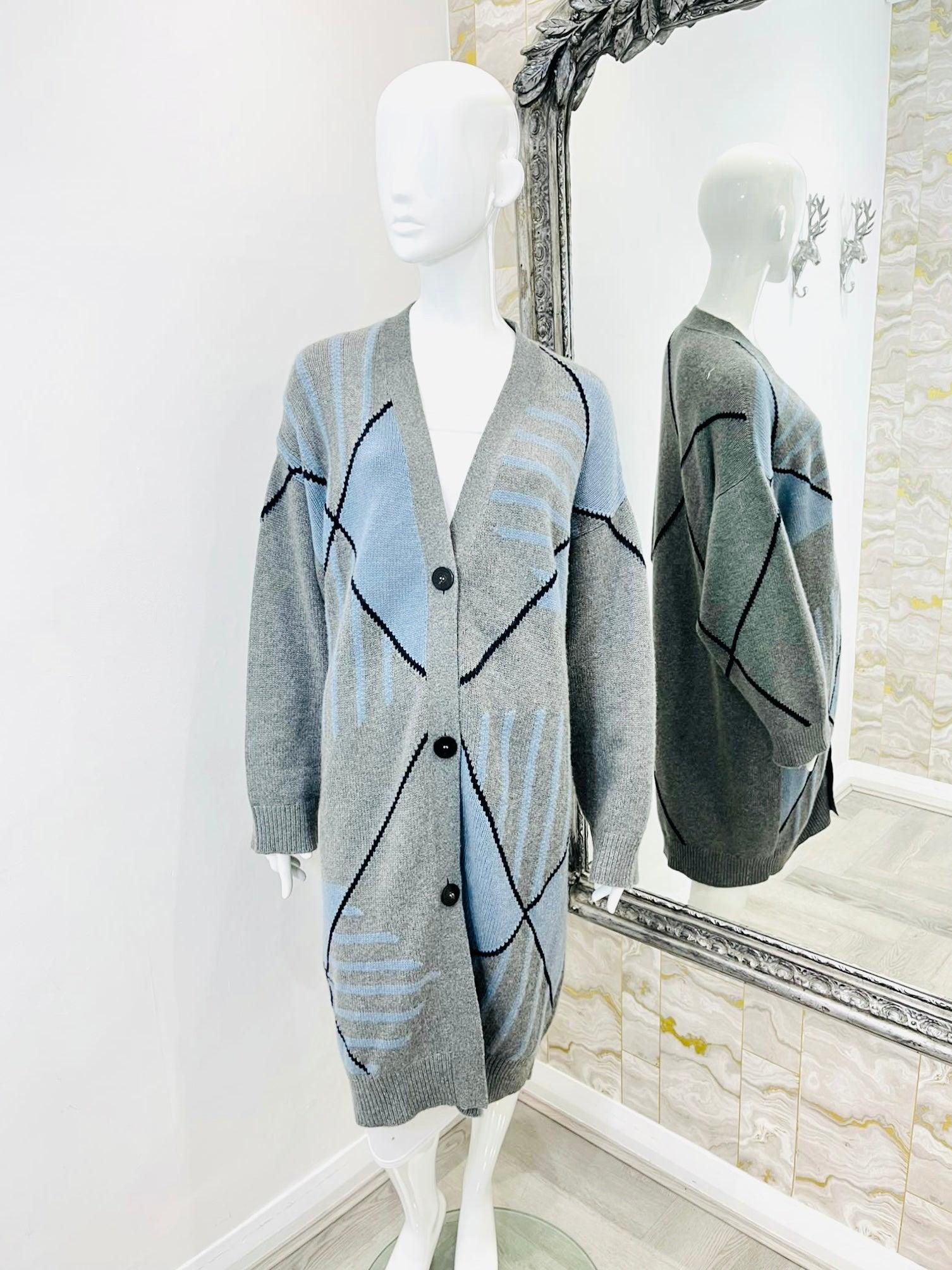 Brand New - Hermes Cashmere Cardi/Coat

Long grey cardigan with blue and black abstract, argyle design.

Logo buttons.

Size - 38FR

Condition - Brand New, With Labels

Composition - Cashmere