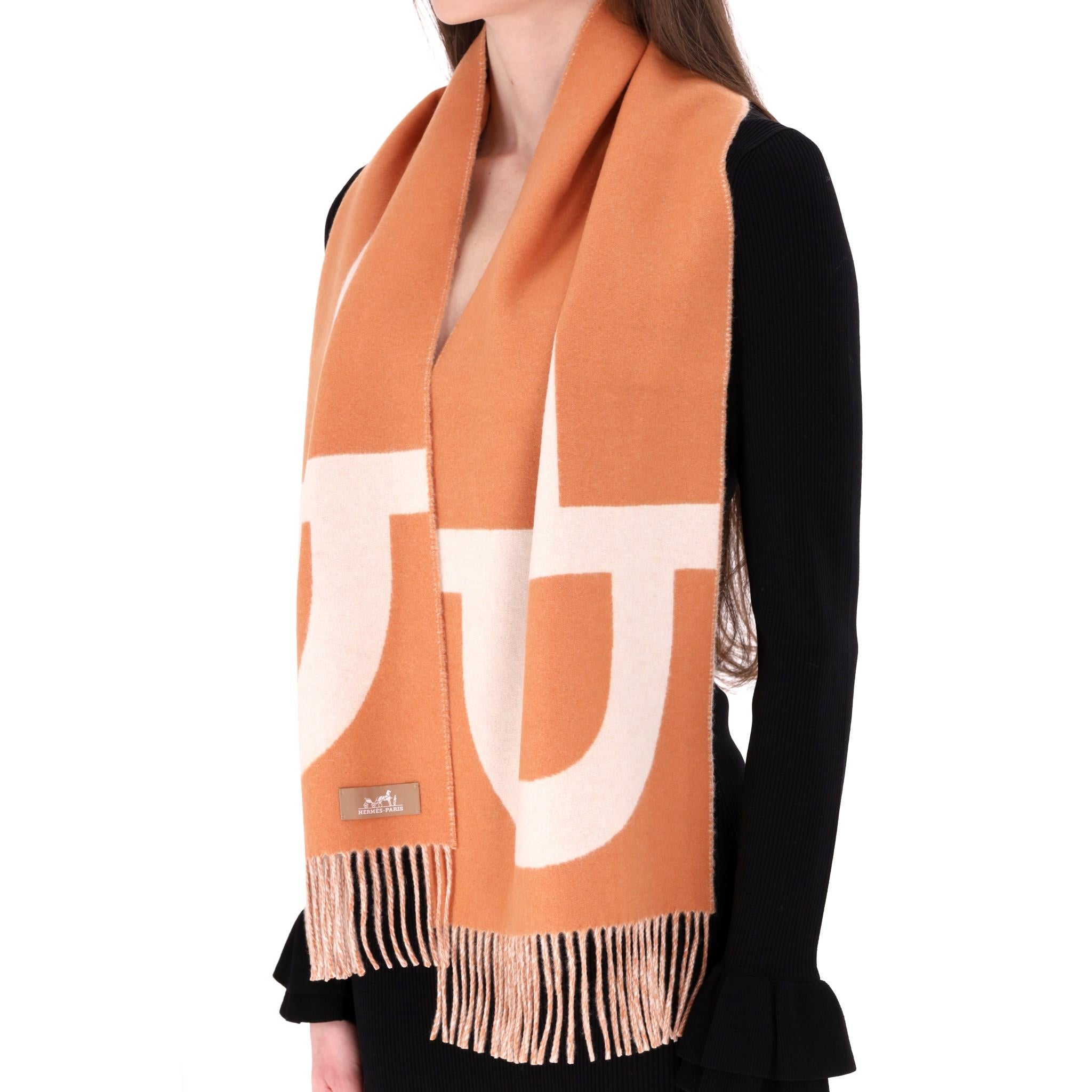 Hermes Cashmere Casaque Grand Mors Muffler Scarf

Dusty orange and ivory scarf fully crafted from soft cashmere in graphic print.

Detailed with fringed edges. Rrp £360

Size – 140 x 30 cm

Condition – Very Good

Composition – 100% Cashmere

Comes