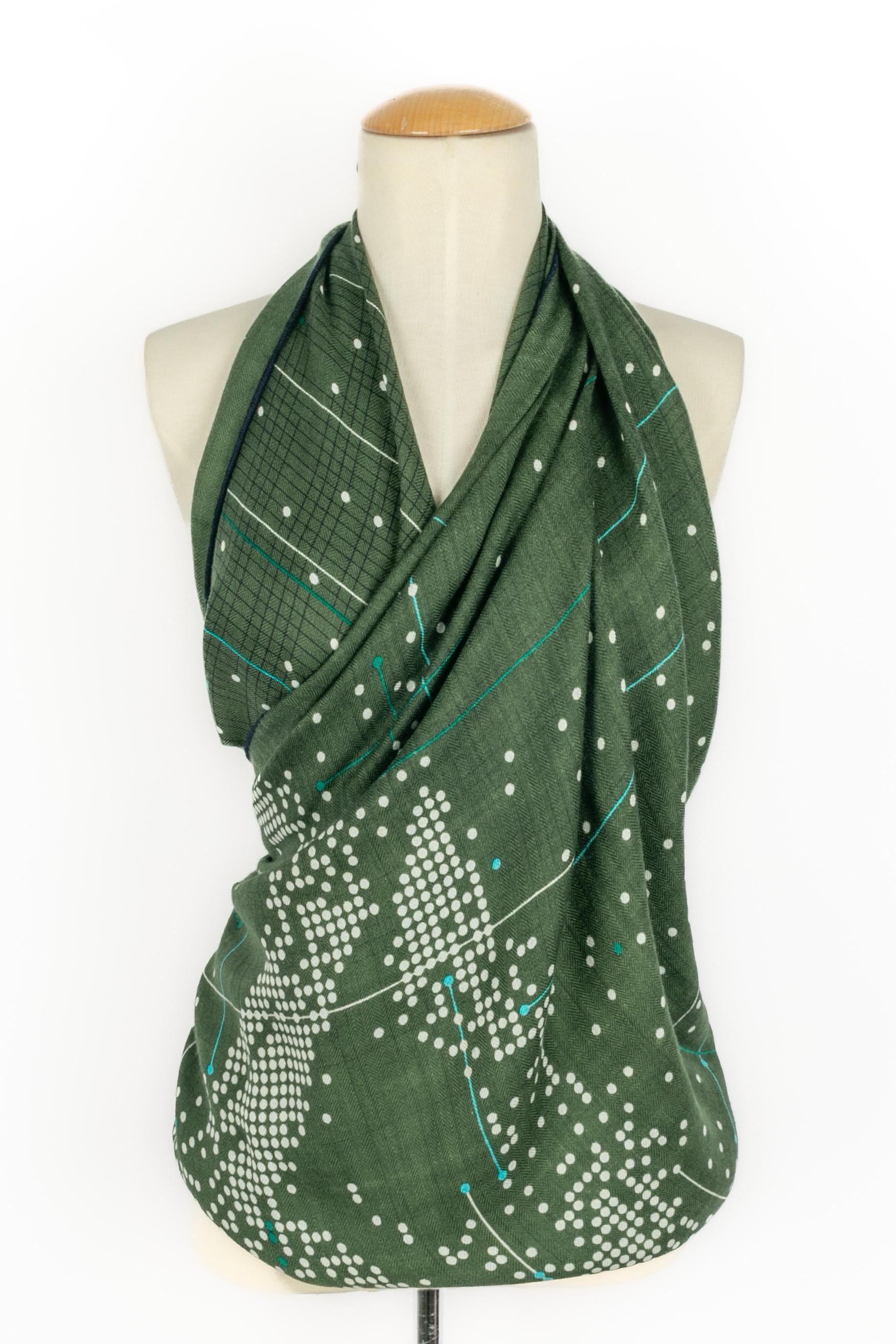 HERMÈS - (Made in France) Giant cashmere and silk foulard in green tones with the 'Celestial horse' theme designed by Benoit-Pierre Emery.

Condition:
Very good condition

Dimensions:
135 cm x 135 cm

SKU:FFH4


