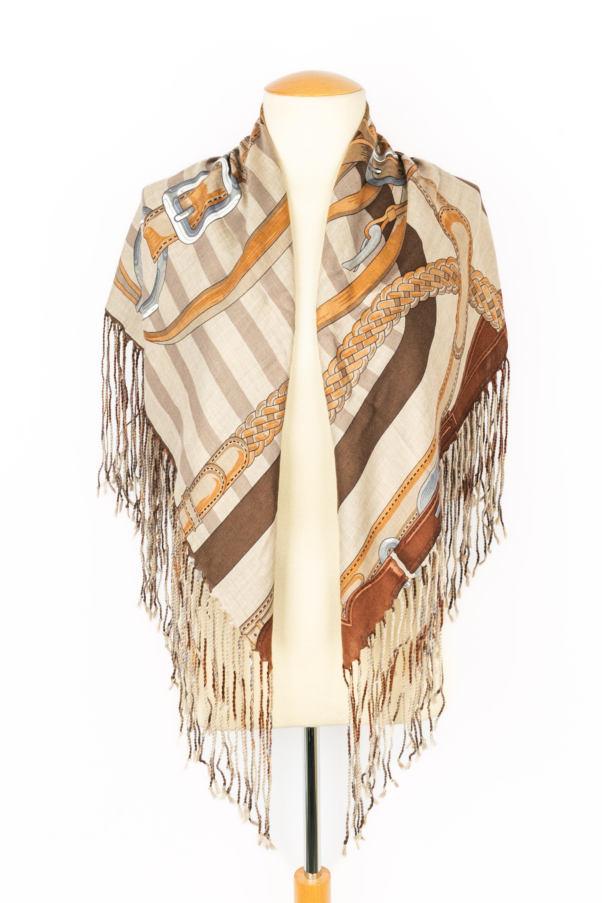 HERMÈS - (Made in France) Square-shaped cashmere foulard edged with fringes and illustrated with the 'Coaching' theme.

Condition:
Very good condition

Dimensions:
about 87 cm x 87 cm

SKU:FFH1