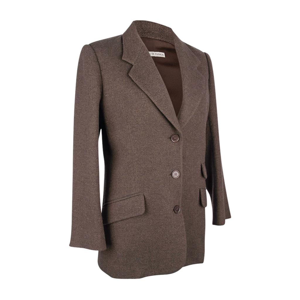 Garantie de l'authenticité de la veste Hermès en tweed brun/olive vintage à une seule poitrine. 
Dispose de 2 poches à rabat et d'une troisième poche ticket à l'avant.
3 boutons frontaux avec H cousu. 
2 boutons sur chaque manchette.
Doublure en
