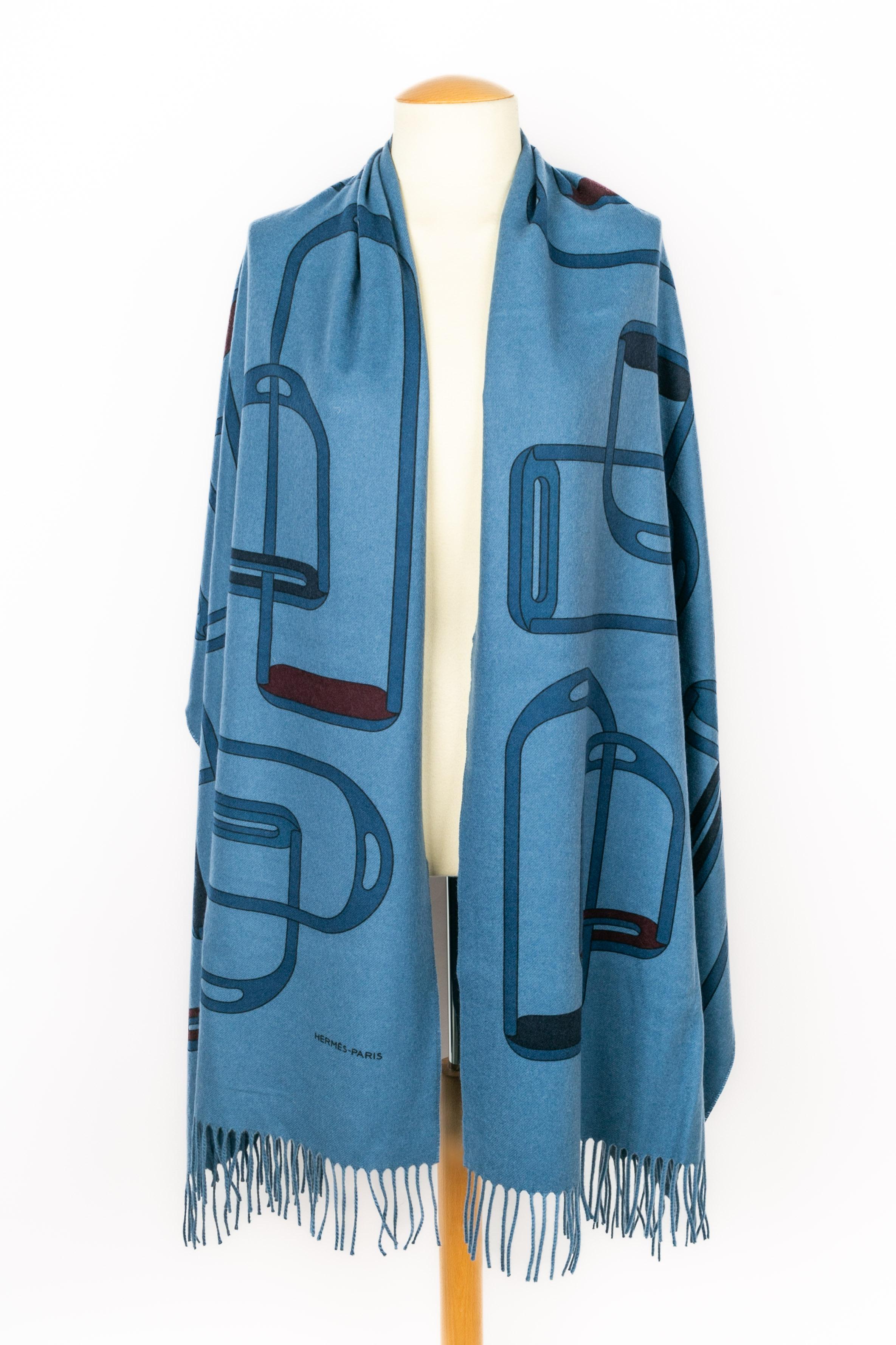 Hermès - (Made in France) Grande foulard in cashmere nei toni del blu.

Condizioni:
Ottime condizioni

Dimensioni:
200 cm x 62 cm

SKU:FFH84