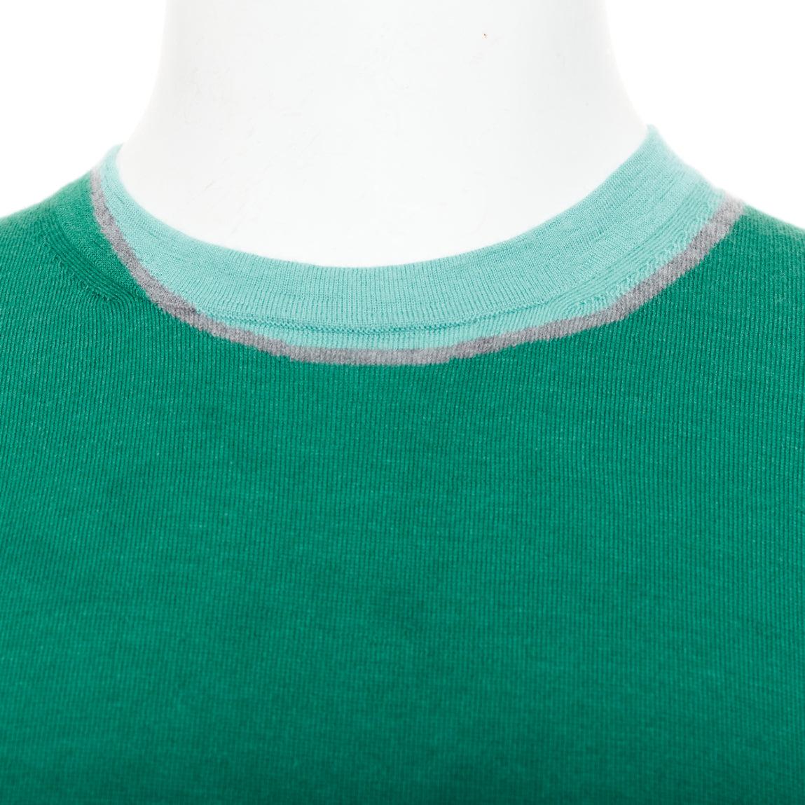 HERMES maglione a girocollo in cashmere misto seta con bordo verde-blu trompe loeil
Riferimento: TGAS/F00468
Marchio: Hermes
Materiale: Cashmere, seta
Colore: verde, blu
Modello: Tinta unita
Chiusura: Pullover
Dettagli extra: Il maglione è