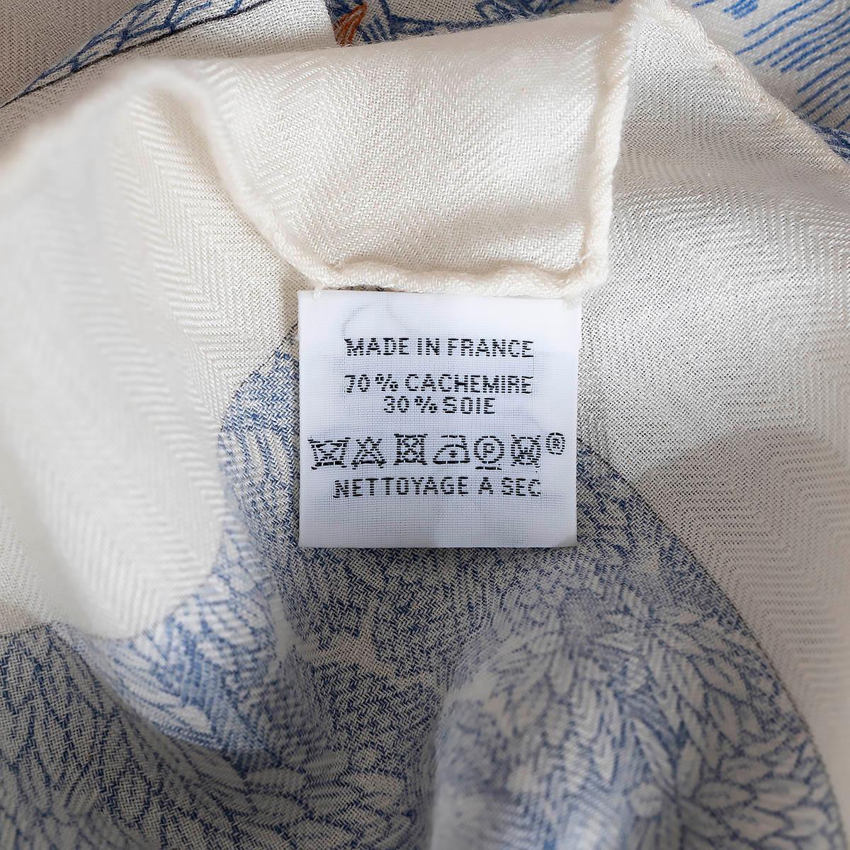 HERMÈS FAUBOURG TROPICAL 140 foulard en soie cachemire bleu blanc abricot en vente 3