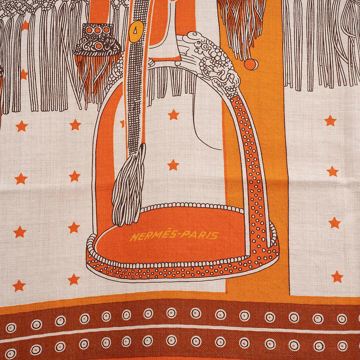 HERMES cashmere silk SELLE DE DIGNITAIRE BANDANA 140 Scarf Orange Roux Naturel In Excellent Condition For Sale In Zürich, CH