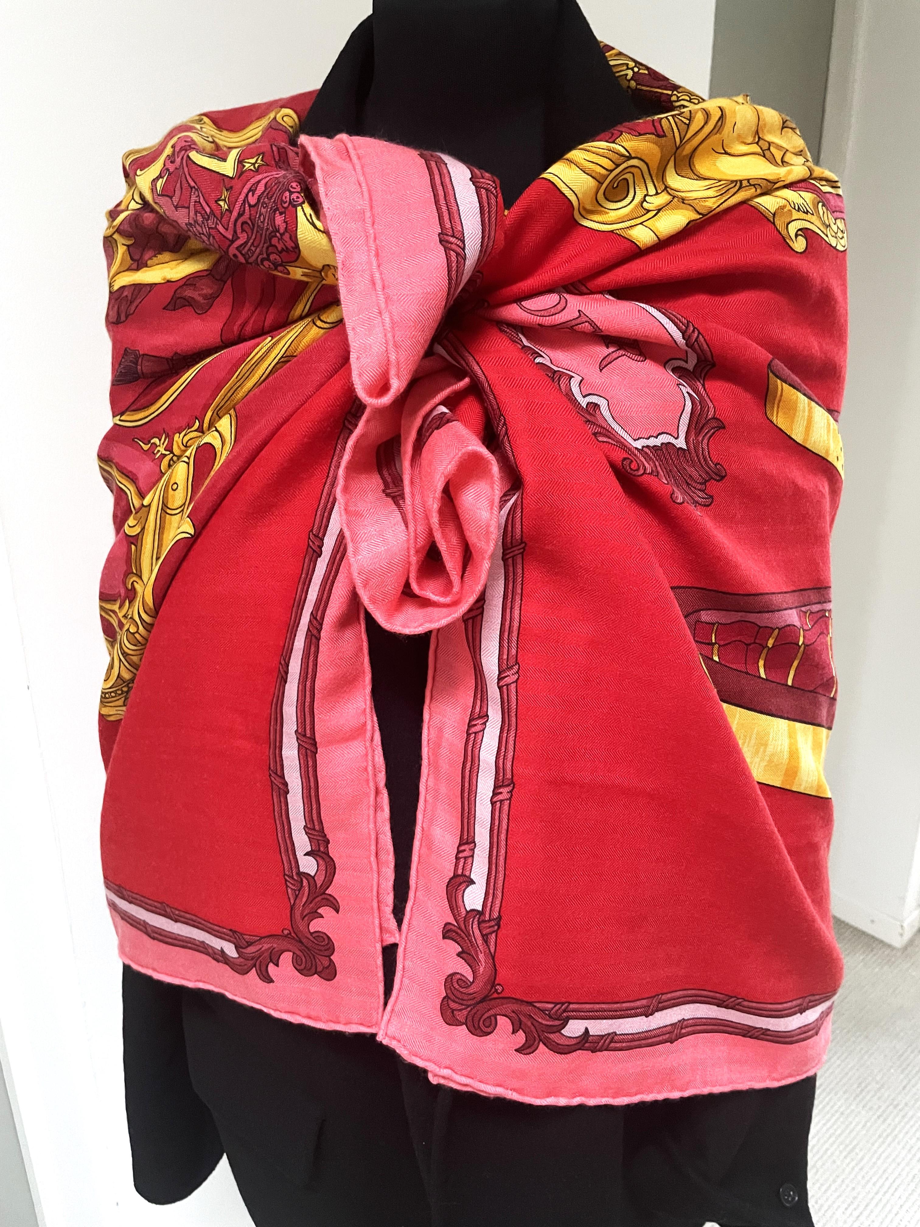 HERMES CASHMERE/SILK SHAWEL 130 x 130 cm 'GRAND CARROSSE PAR HERMES A PARIS' In Excellent Condition For Sale In Stuttgart, DE