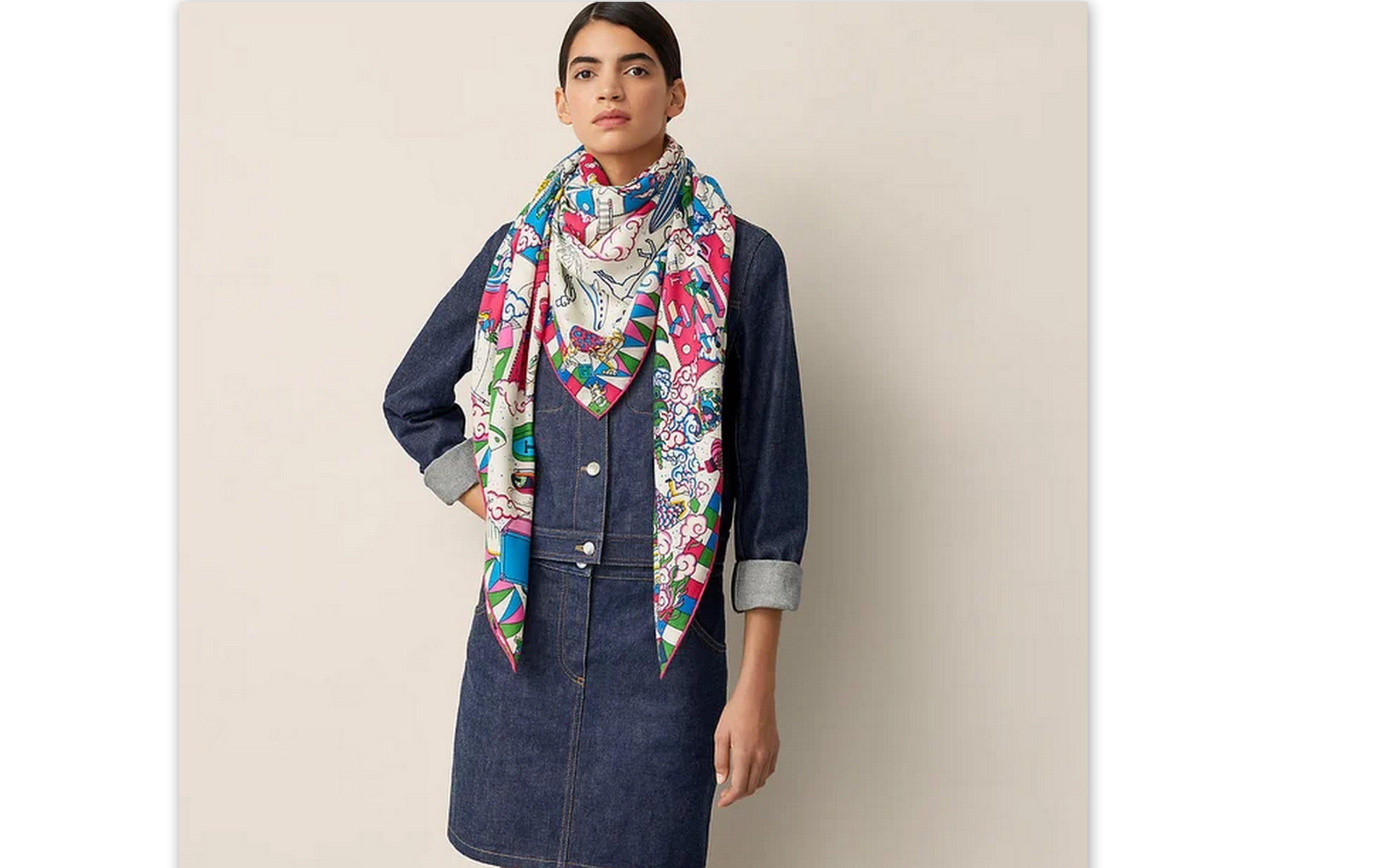 Hermes Shawl in cashmere and silk with hand-rolled edges (70% cashmere, 30% silk).
Printed on  iconic cashmere and silk material, this giant scarf is supple, light and easy to wear. The ideal companion for wrapping yourself up on cold days or mild