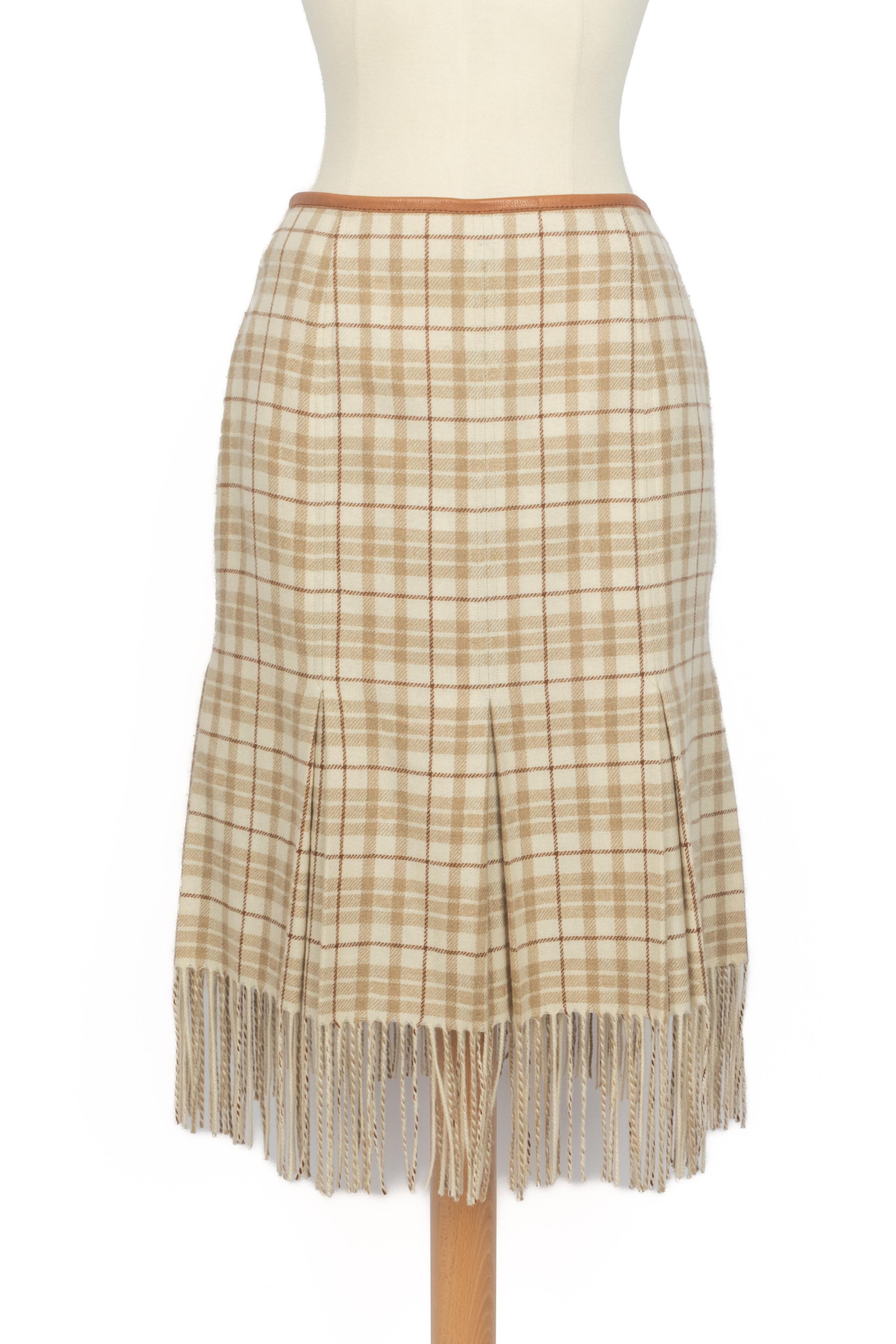 HERMÈS - (Made in France) Falda de cachemira a cuadros con piel de cabra ribeteada con flecos. Forro de seda. Talla 34FR. Una Colección hacia 2006 bajo la dirección artística de Jean Paul Gaultier.

Estado:
Muy buen estado

Dimensiones:
Cintura: 33