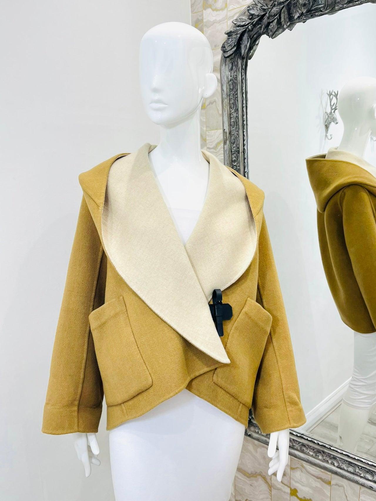 Brand New - Hermes Cashmere Coat

Over-sized, hooded coat with mini chevron detailing

and leather closure with toggle closure.

Size - 34FR

Condition - Brand New, With Tags

Composition - Cashmere  