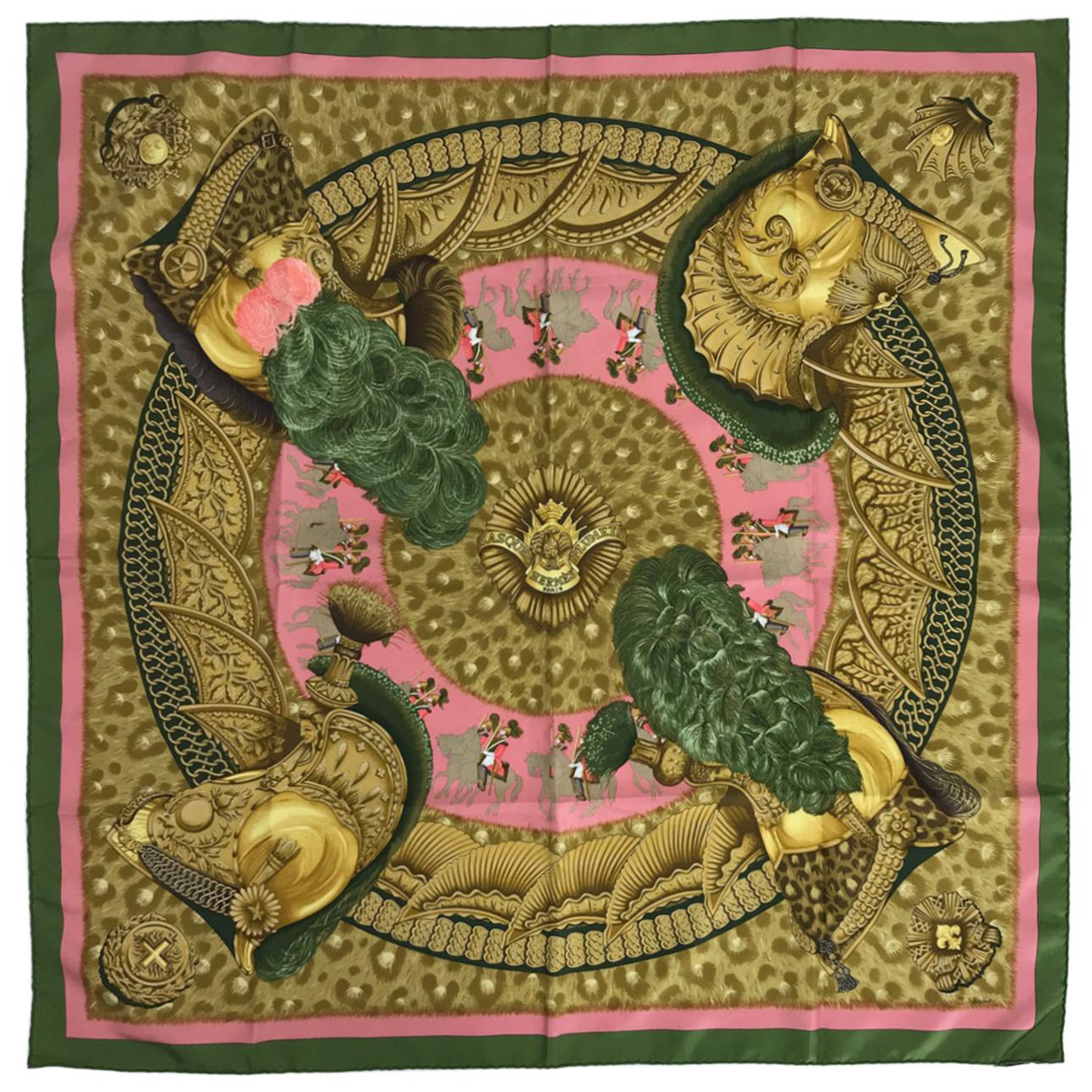 Hermès - Écharpe en sergé de soie Casques et Plumets par Julia Abadie - 35 x 35