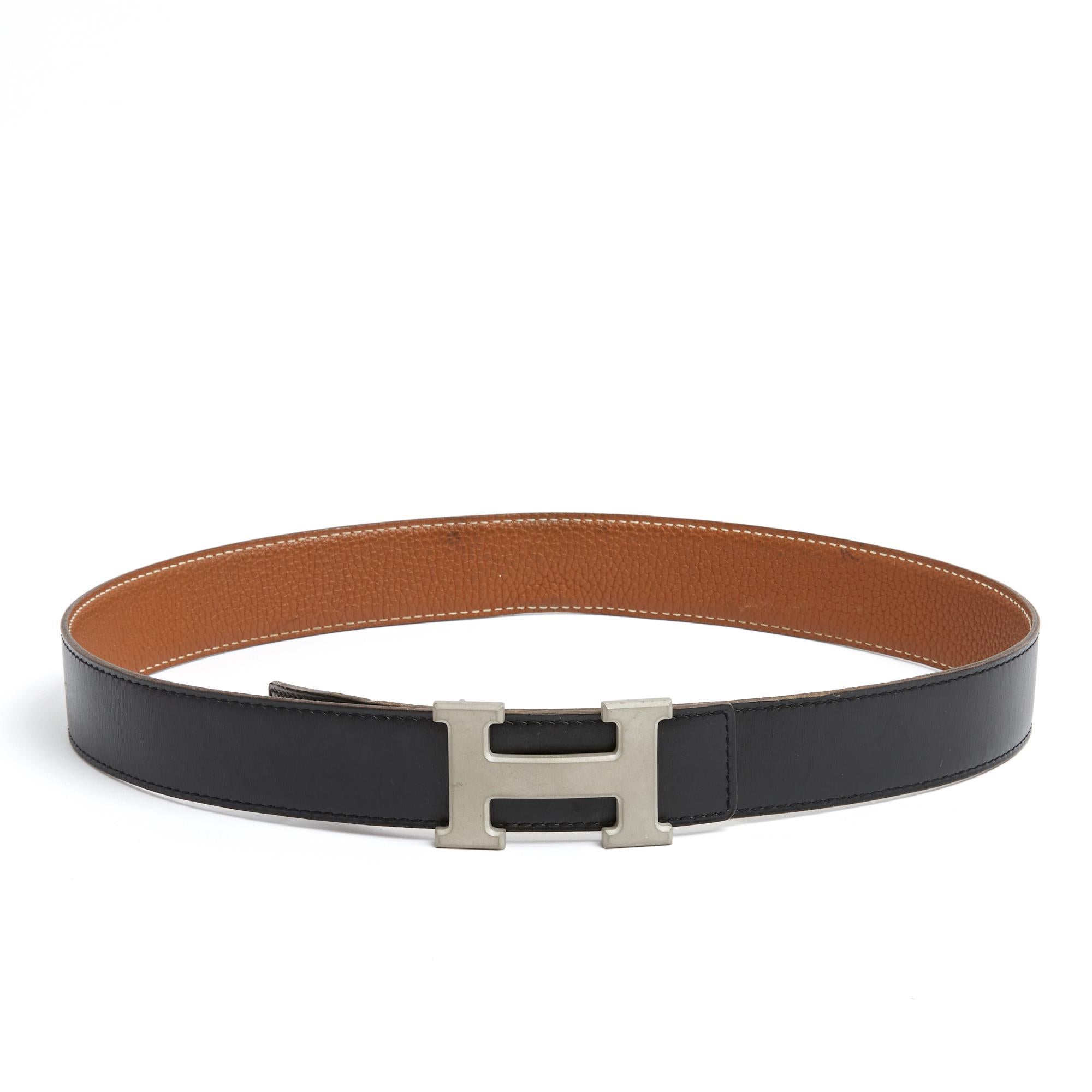 Hermès belt series A composer, composed of a smooth black leather link (Box) reversible grained leather (Togo) camel or gold and an H or Constance buckle in matte silver metal. Size 75: total length 89 cm, closure on 3 holes from 73 to 78 cm, width