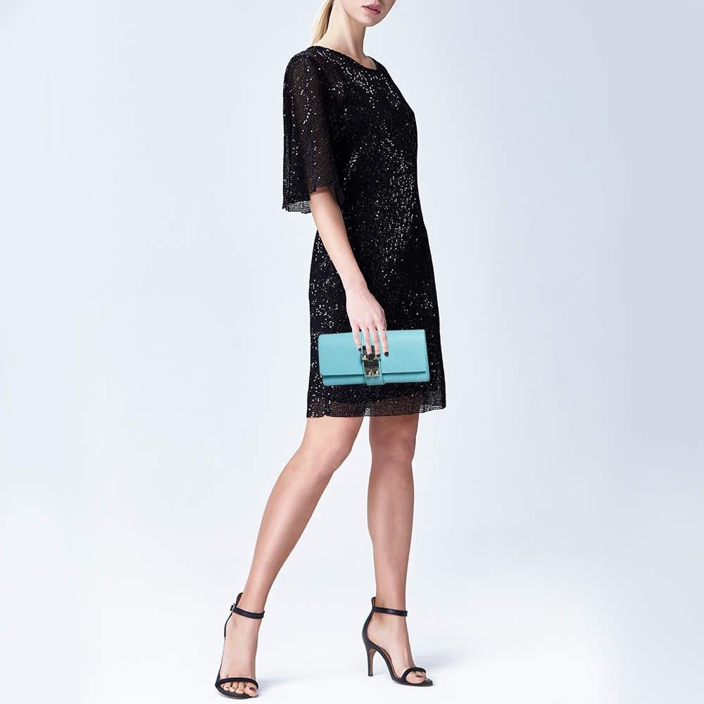 This Hermes clutch for women has the kind of design that ensures high appeal whether held in your hand or tucked under your arm. It is a meticulously crafted piece bound to last a long time.