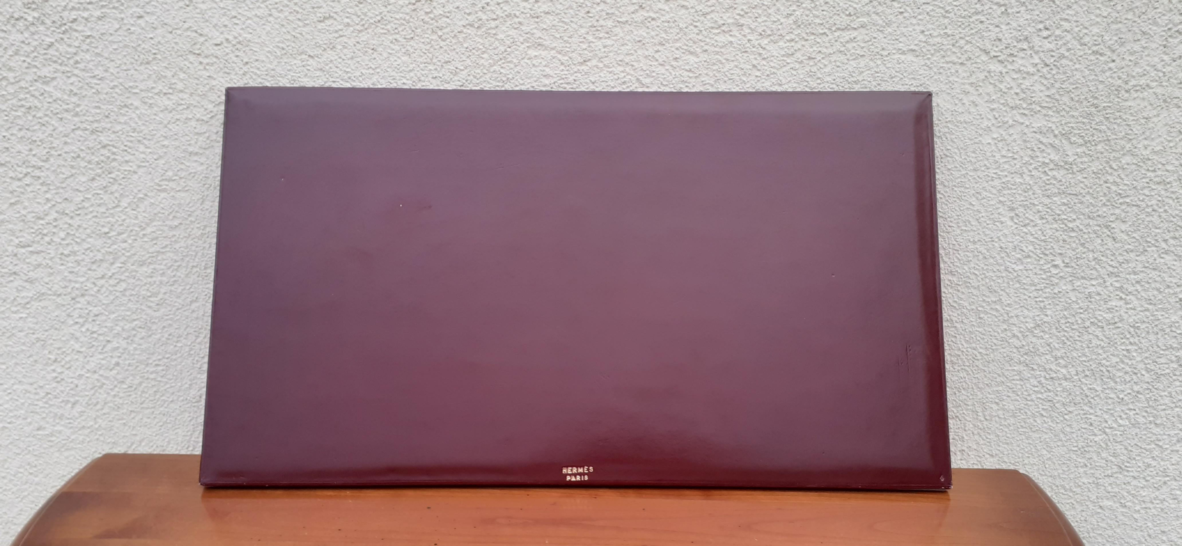 Extremely Rare Authentic Hermès Seating Plan

Represents an oval table with 12 removable name tags

The labels can be removed from the ends

Vintage Item

Made of smooth box leather and white stitching

Colorway: Rouge H (H Red / Deep red / Kind of