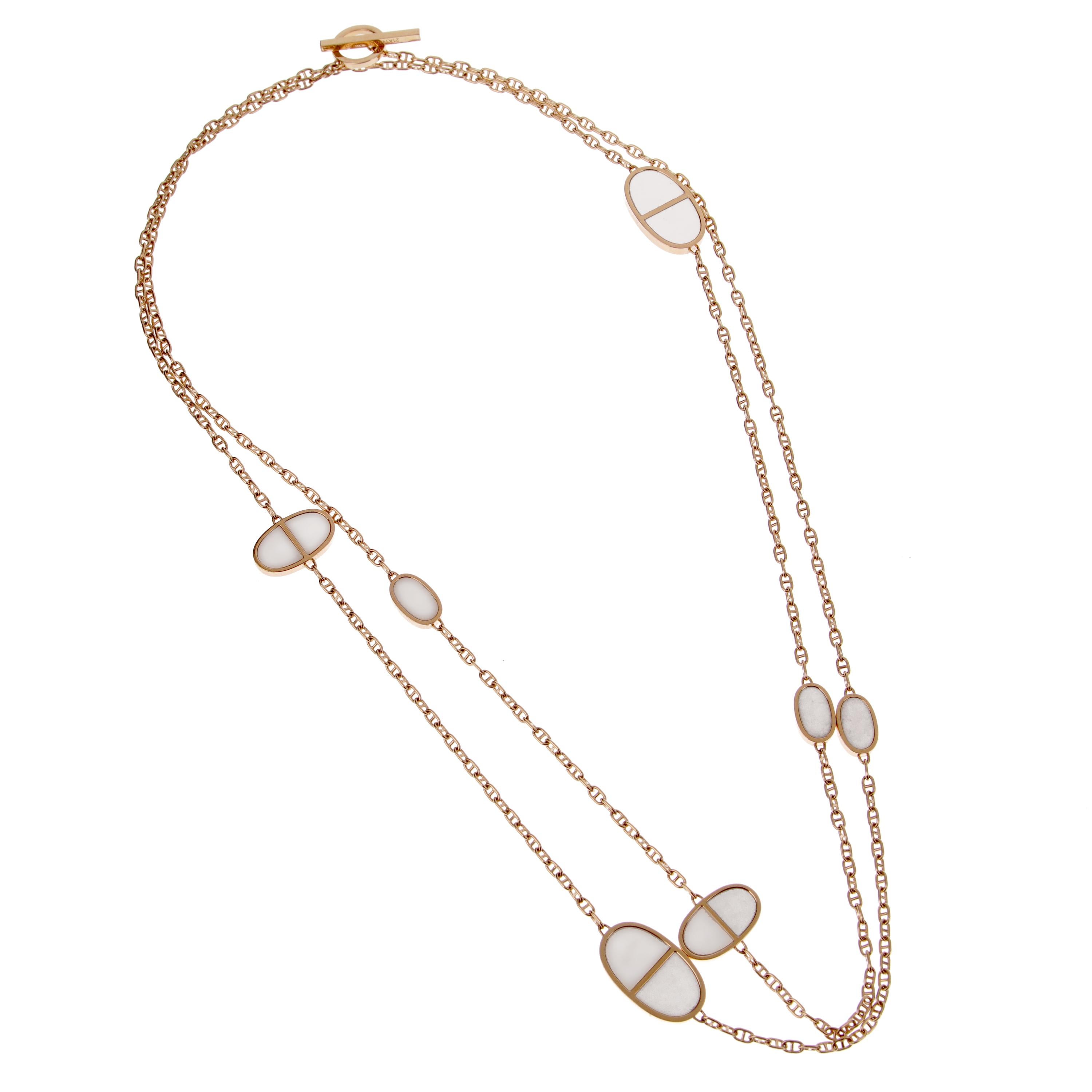 The Hermès Rose Gold Ceramic Sautoir Necklace is a striking piece of jewelry that beautifully merges the timeless elegance of Hermès with contemporary design elements. This exquisite necklace, measuring an impressive 40 inches in length, offers