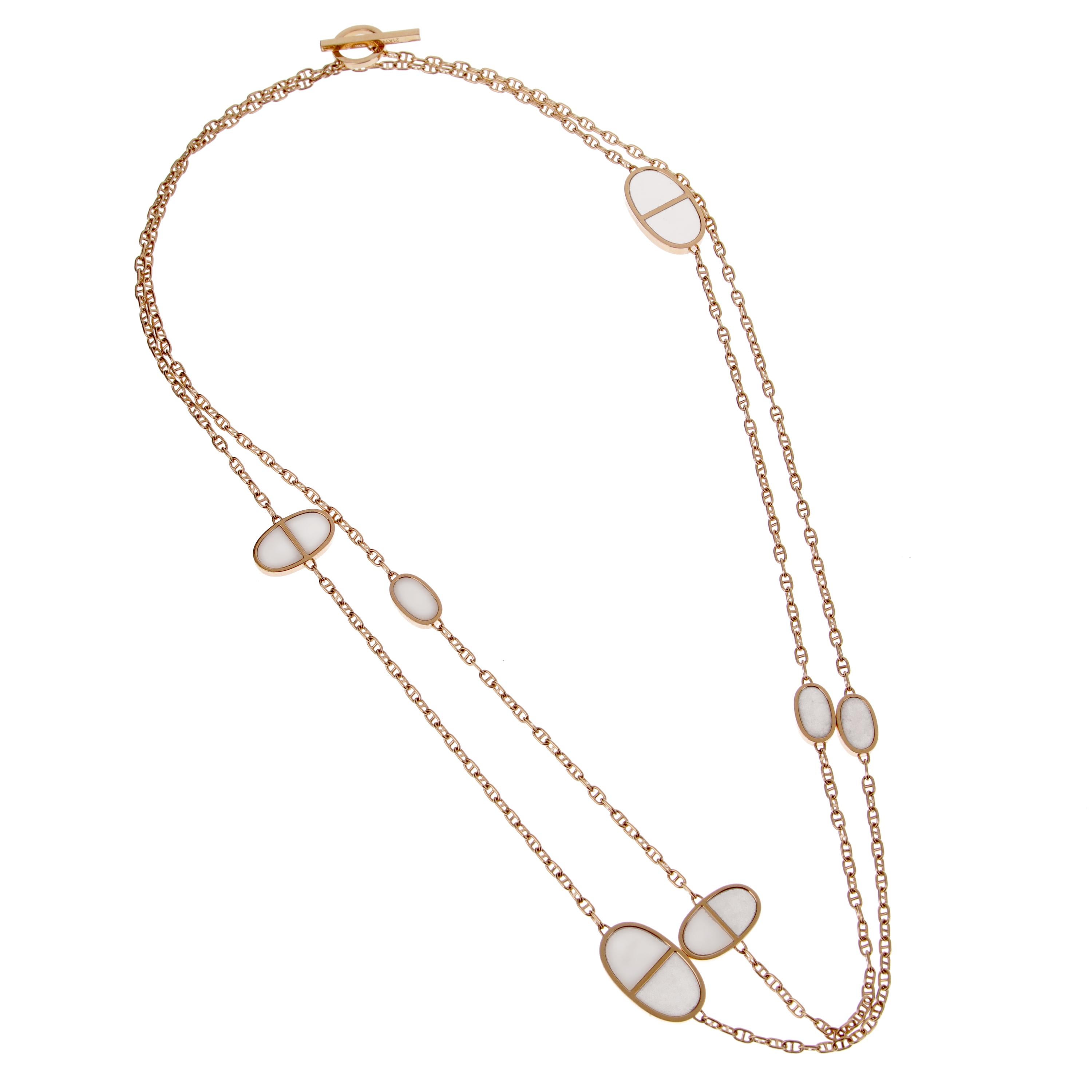 Le collier Sautoir Hermès en céramique or rose est un bijou remarquable qui allie l'élégance intemporelle d'Hermès à des éléments de design contemporains. Ce collier exquis, d'une longueur impressionnante de 40 pouces, offre des options de port