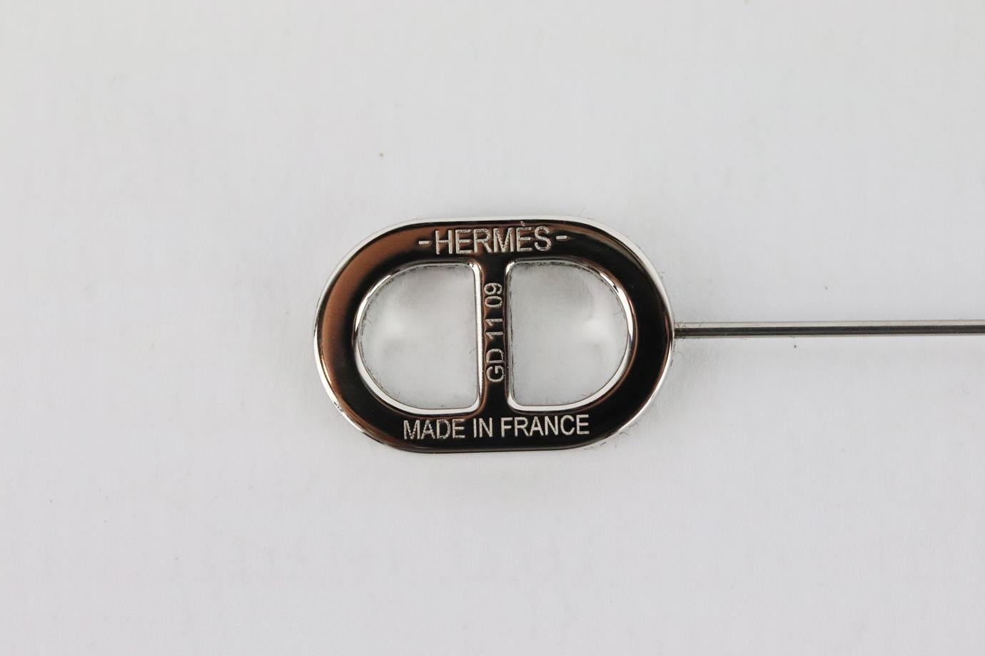 This hat pin by Hermès in silver-tone metal with Chaine d'Ancre detail and stainless steel pin. Silver stainless-steel. Push lock fastening at bottom. Comes with dustbag and box. Dimensions: L 2.5 x W 0.4 inches
