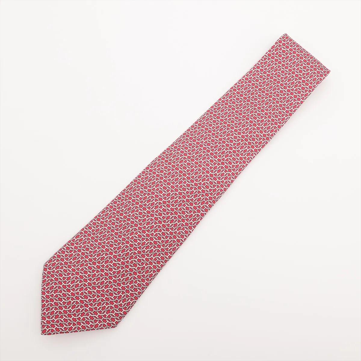 La cravatta Hermès Chain H Silk Necktie in Red incarna la raffinatezza e lo stile senza tempo. Realizzato con maestria in seta lussuosa, presenta l'elegante motivo della Catena H., un sottile cenno al patrimonio della Maison e all'attenzione per il