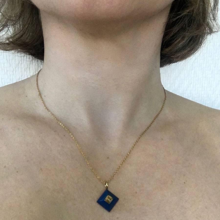 Hermès chain necklace in gold and Médor pendant in lapis lazuli.

In very good condition.

Dimensions: total length of the chain: 42.5 cm, shorter: 38 cm pendant: 1.2x1.2 cm

Will be delivered in its Hermes box