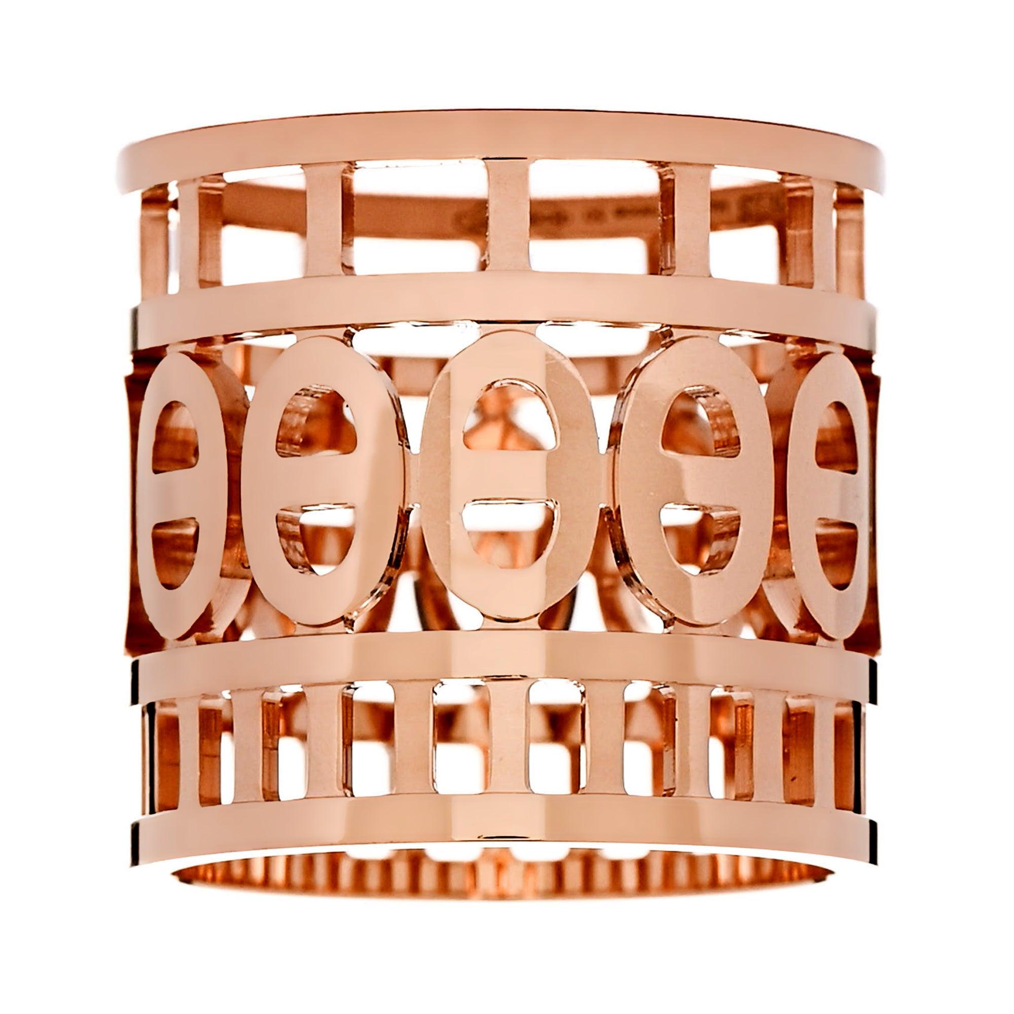 La bague Chaîne d'Ancre Divine en or rose est une réinterprétation saisissante de l'un des motifs les plus emblématiques de la Maison. Inspiré par la vision des chaînes d'ancres nautiques de Robert Dumas en 1937, le design est devenu un symbole