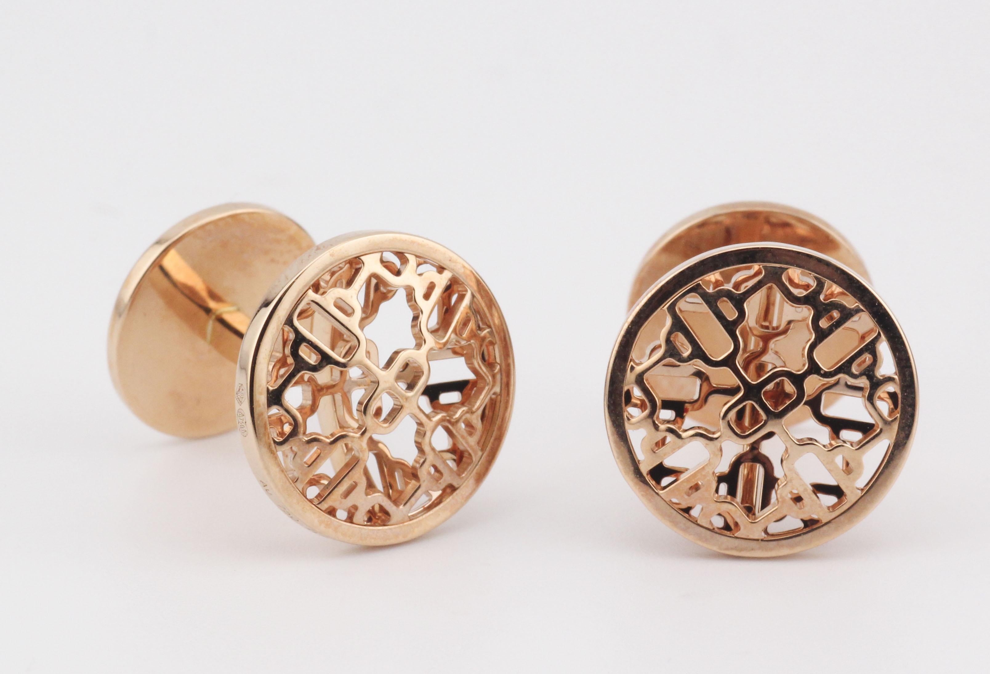 Les boutons de manchette Chaîne d'Ancre en or rose 18 carats sont un accessoire élégant et intemporel, inspiré des motifs emblématiques de la marque sur le thème de la mer. Fabriqués en luxueux or rose 18 carats, ces boutons de manchette incarnent
