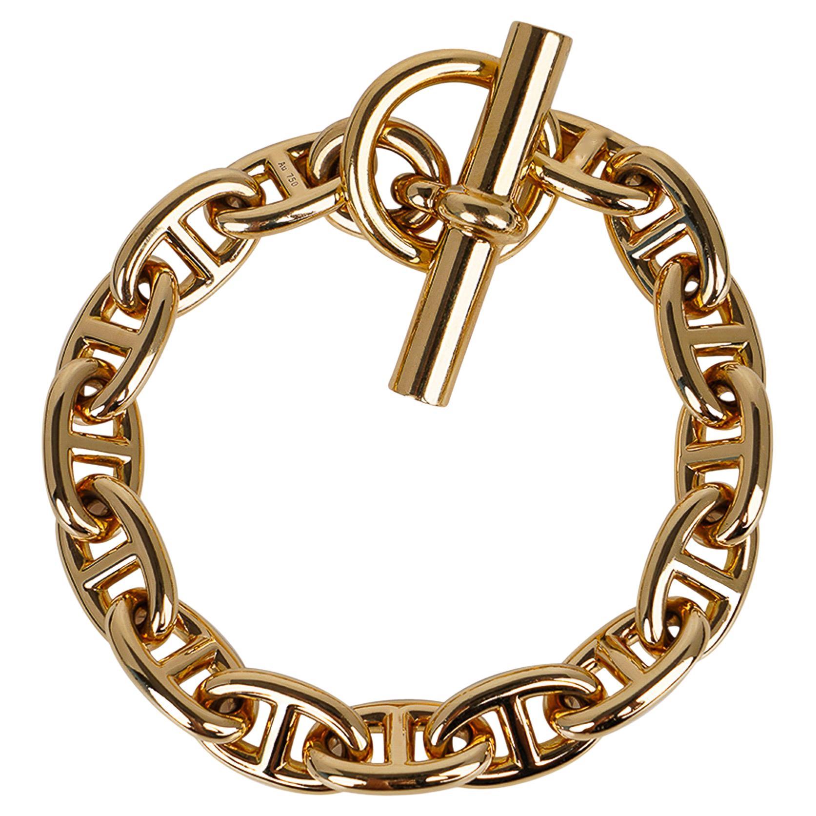 Mightychic offers an Hermes Chaine d'Ancre MM Bracelet featured in 18k Yellow Gold.
No longer produced in yellow gold, this beauty is a great find for an avid Hermes collector!
Toggle closure.
The nautical Chaine d'Ancre was designed as jewelry over