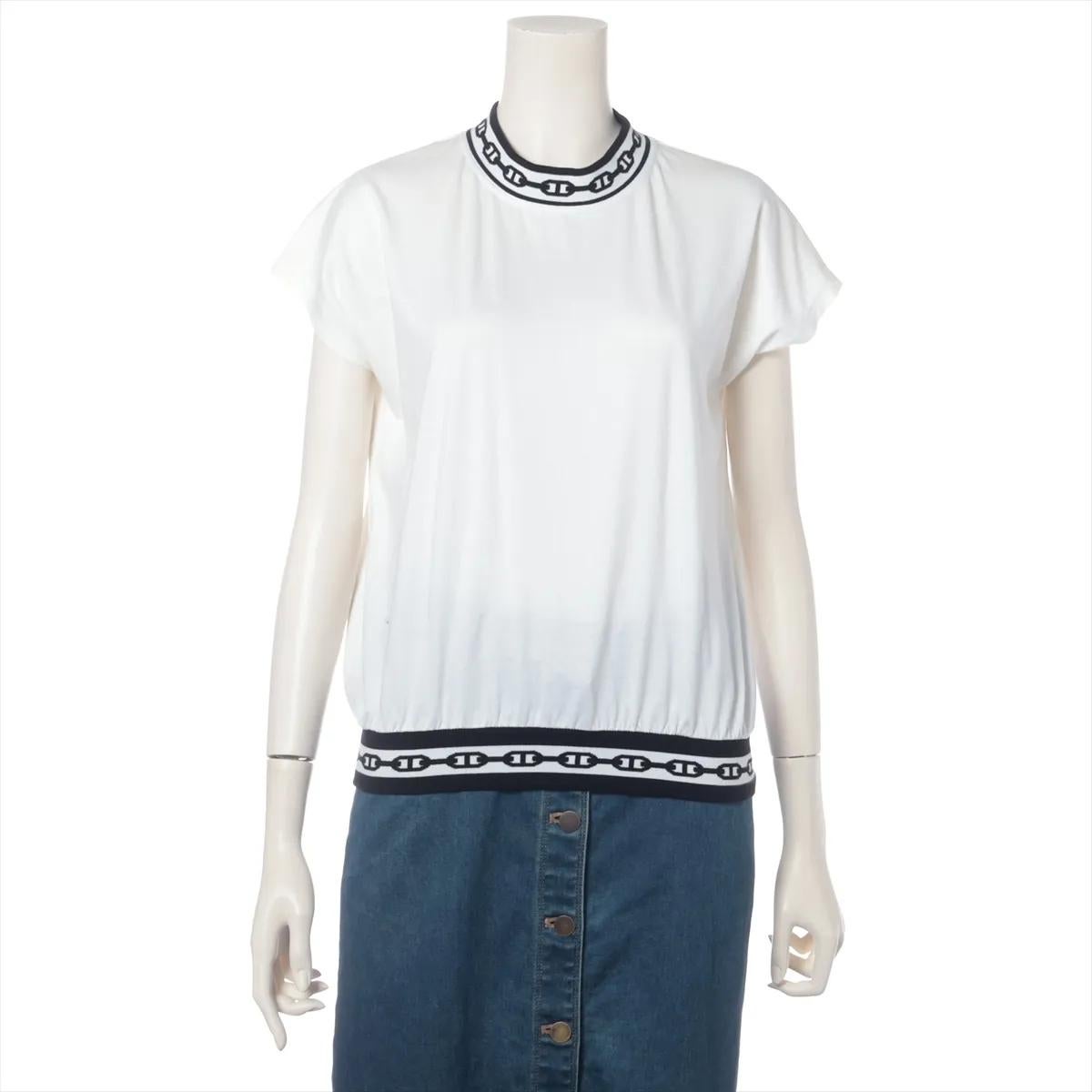 Le T-shirt en coton Hermès Chaîne d'Ancre blanc est une pièce décontractée et raffinée qui incarne le luxe discret. Confectionné dans un coton doux et de grande qualité, il arbore le motif emblématique de la Chaîne d'Icone, subtilement incorporé à