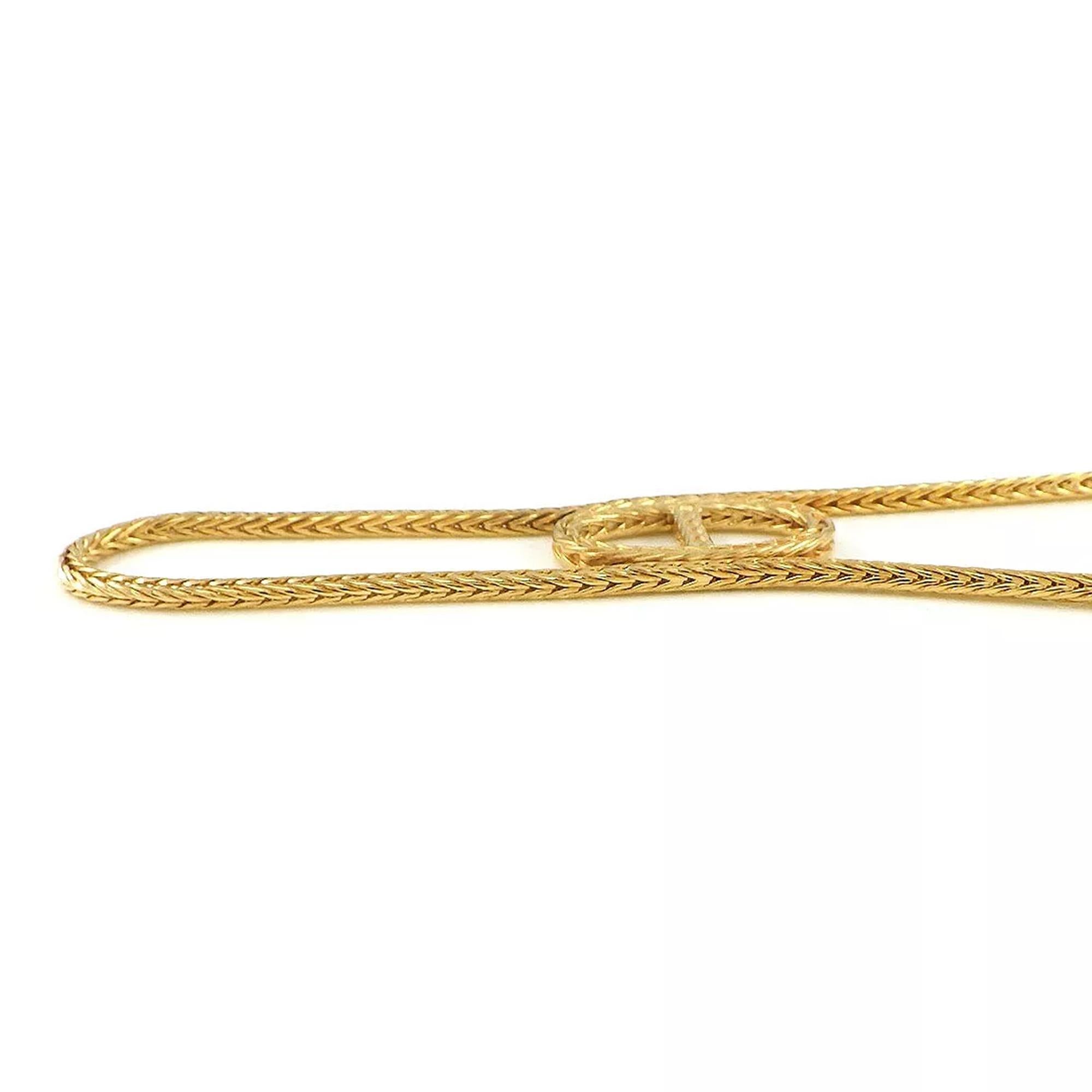 Le collier pendentif Danaé Chaîne d'Ancre en or jaune 18 carats réimagine le motif de l'ancre de 1938 de la maison avec une élégance sculpturale. Doté d'une chaîne souple en forme de corde qui passe par un pendentif central en forme d'ancre, il