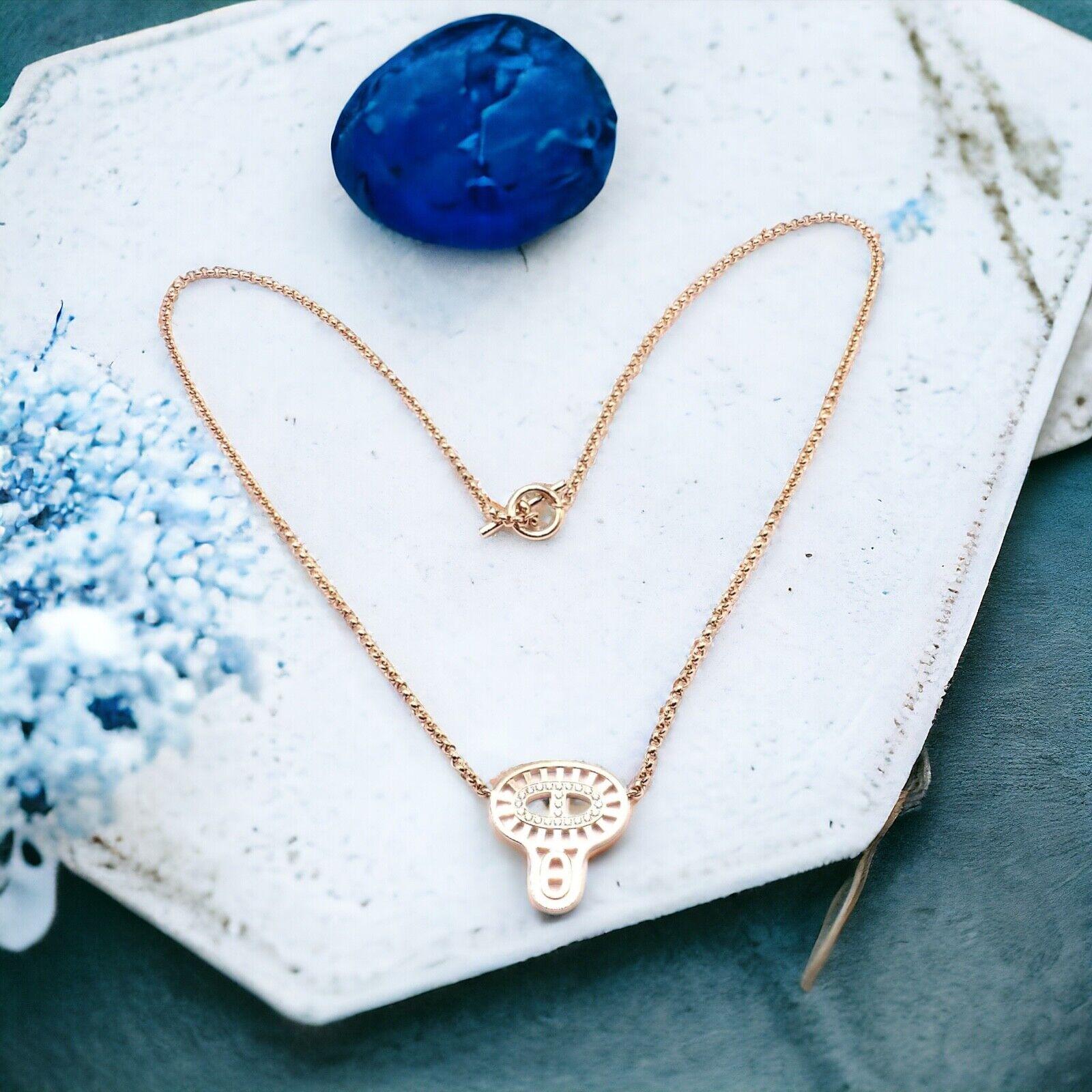 Collana Chaine D'ancre Divine in oro rosa 18k di Hermes. 
La collana Chaine D'Ancre Divine di Hermes è elegantemente realizzata in oro rosa 18 carati e impreziosita da diamanti scintillanti. 
Questa lussuosa collana presenta l'iconica catena ad