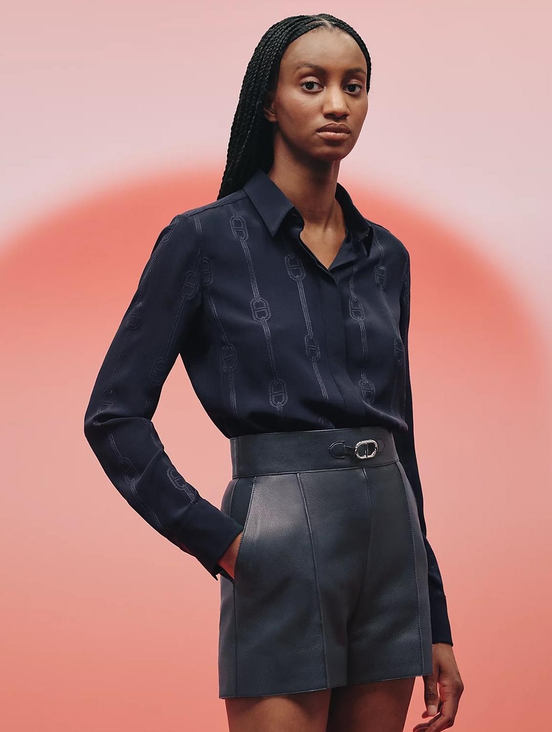 Camicia in seta ricamata Uber luxe Hermes Chaine d'Ancre. Comprato per £2495 e non indossato. Realizzato in crêpe di seta blu con il motivo iconico della Chaine d'Ancre delicatamente ricamato, presenta colletto e polsini super affilati con placca in