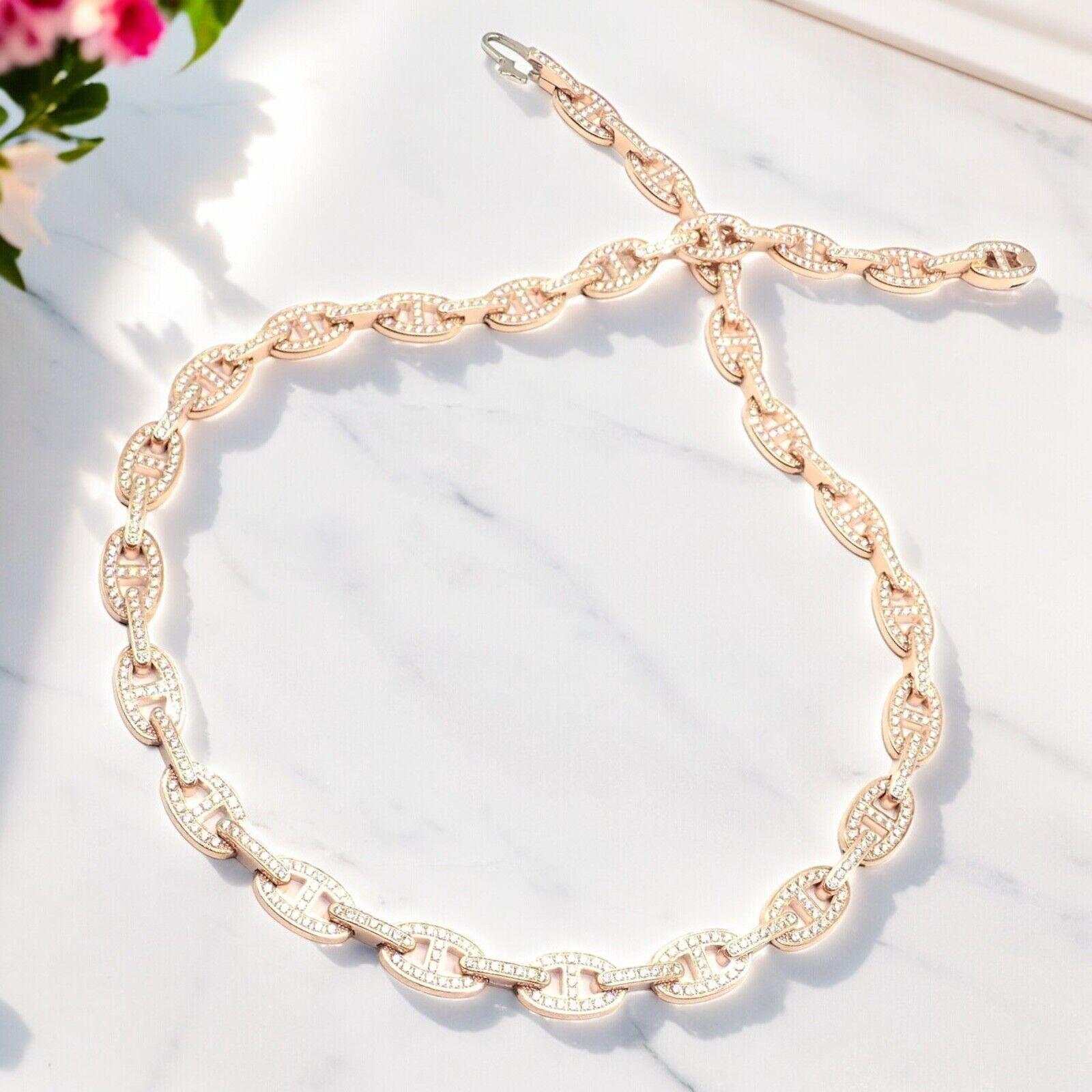 Collana Chaine d'ancre Enchaine in oro rosa 18k con diamanti di Hermes.
Con 1648 diamanti rotondi taglio Brilliante VS1, colore G, peso totale circa 4,03 ct.
La collana Chaîne d'Ancre Enchaine di Hermès è realizzata in oro rosa 18 carati e presenta