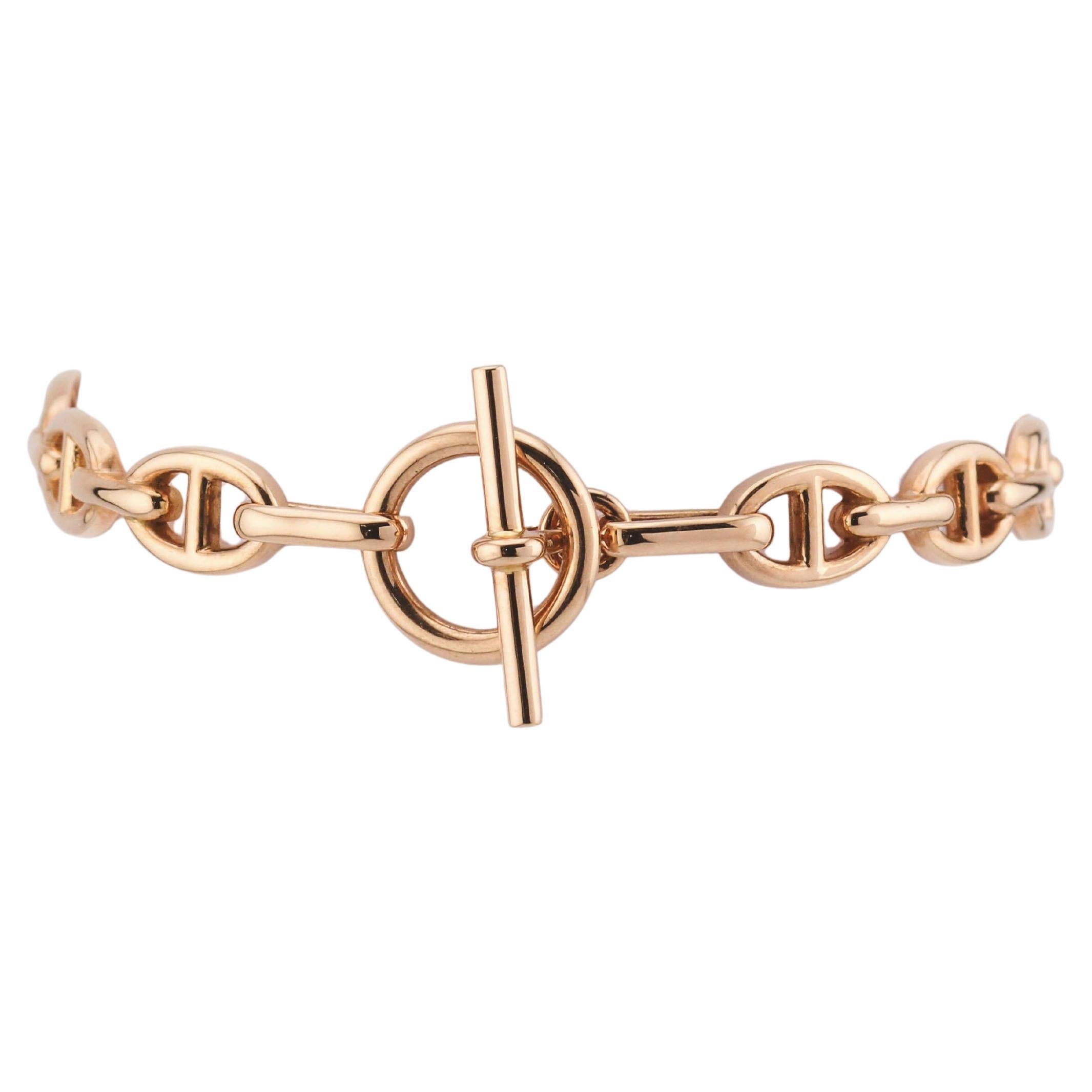 Il bracciale Chaine d'Ancre Enchaînée Toggle di Hermès è un pezzo straordinario che esemplifica l'impareggiabile maestria artigianale e l'eleganza senza tempo del marchio. Ispirato alle iconiche catene del design nautico, questo bracciale prende