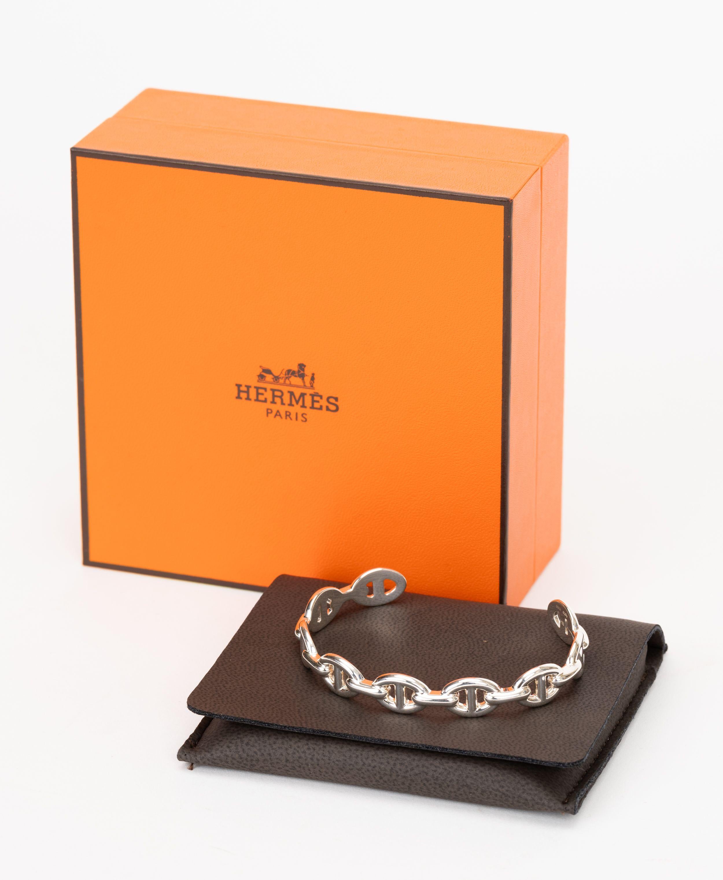 Il bracciale Chaine D'Ancre Enchainee di Hermes in A. Silver è naturalmente bilanciato e può essere regolato in modo morbido. Taglia piccola. Pezzo unico nuovo di zecca con scatola di gioielli originale.