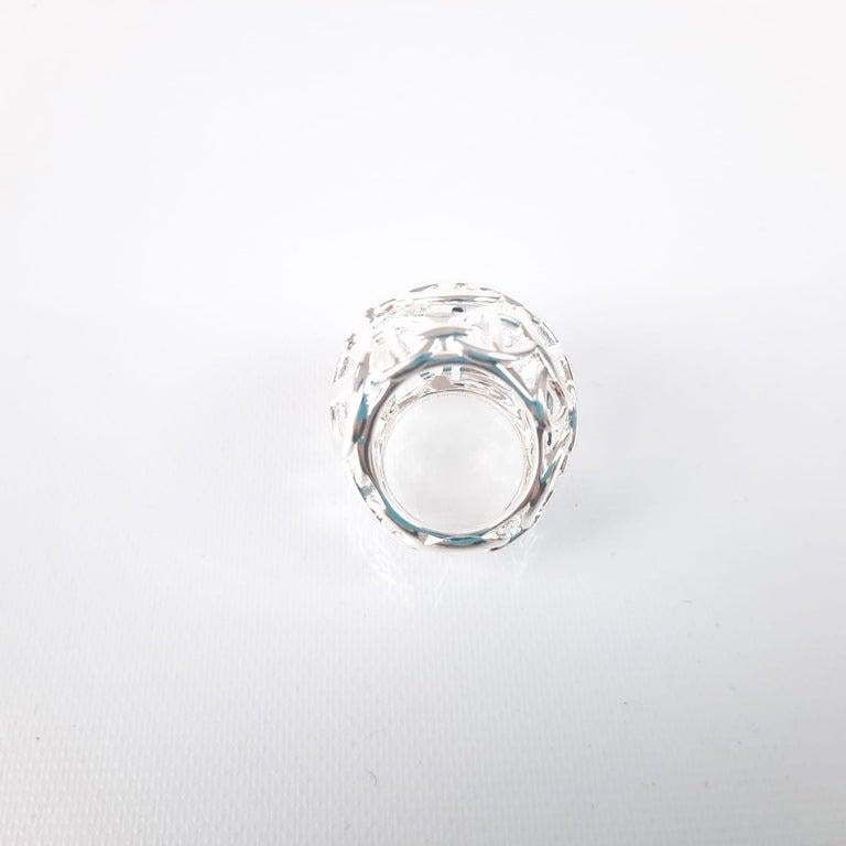 Size 50
Ball ring in sterling silver
Created in 1949, the Collier de Chien collection has become signature Hermès jewelry that showcases contemporary and sculptural volumes.
Silver 925/1000
Width: 2.5 cm