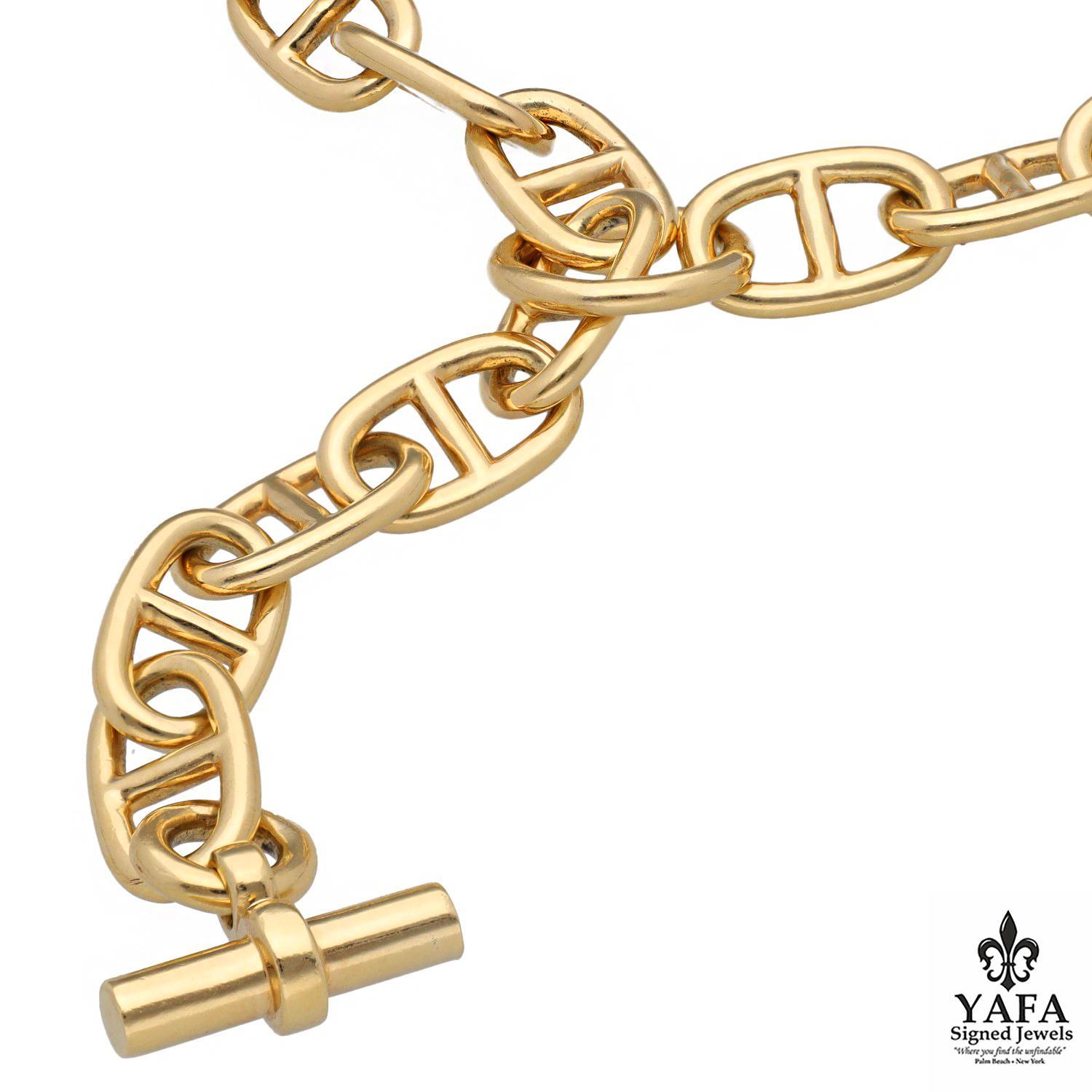 Conçu comme une rangée de maillons d'ancre ovales et uniformes, ce design nautique est l'un des plus emblématiques de cette maison héraldique.
En or jaune 18 carats, il se termine par une barre en T à une extrémité et par un grand anneau circulaire