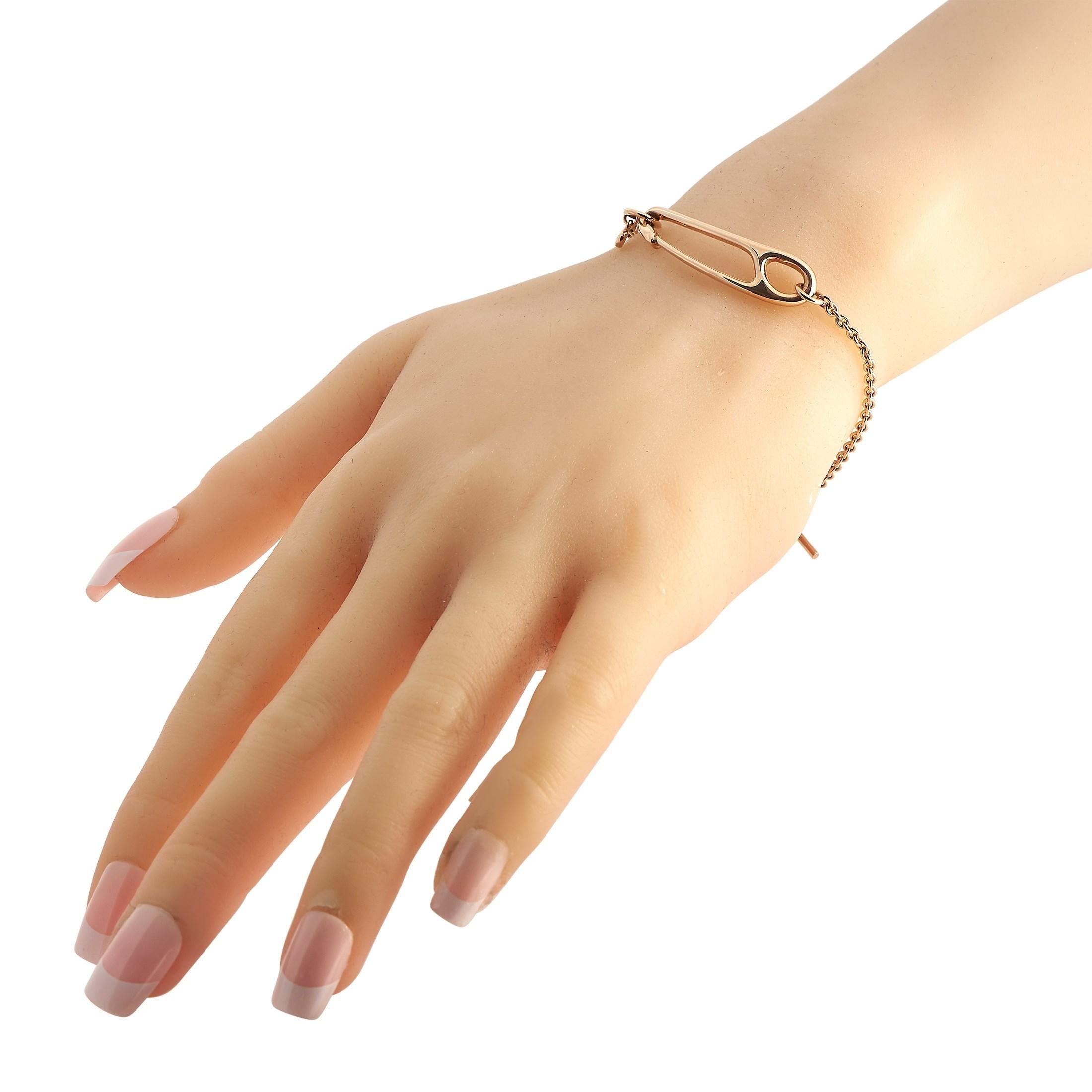 Das französische Luxusdesignhaus Hermès hat der Punk-Subkultur mit dem Chaine d'Ancre Punk 18K Rose Gold Diamond Bracelet einen hohen Schmuckwert verliehen. Es besteht aus einem raffinierten Gliederarmband, das aus verschiedenen Arten von Gliedern