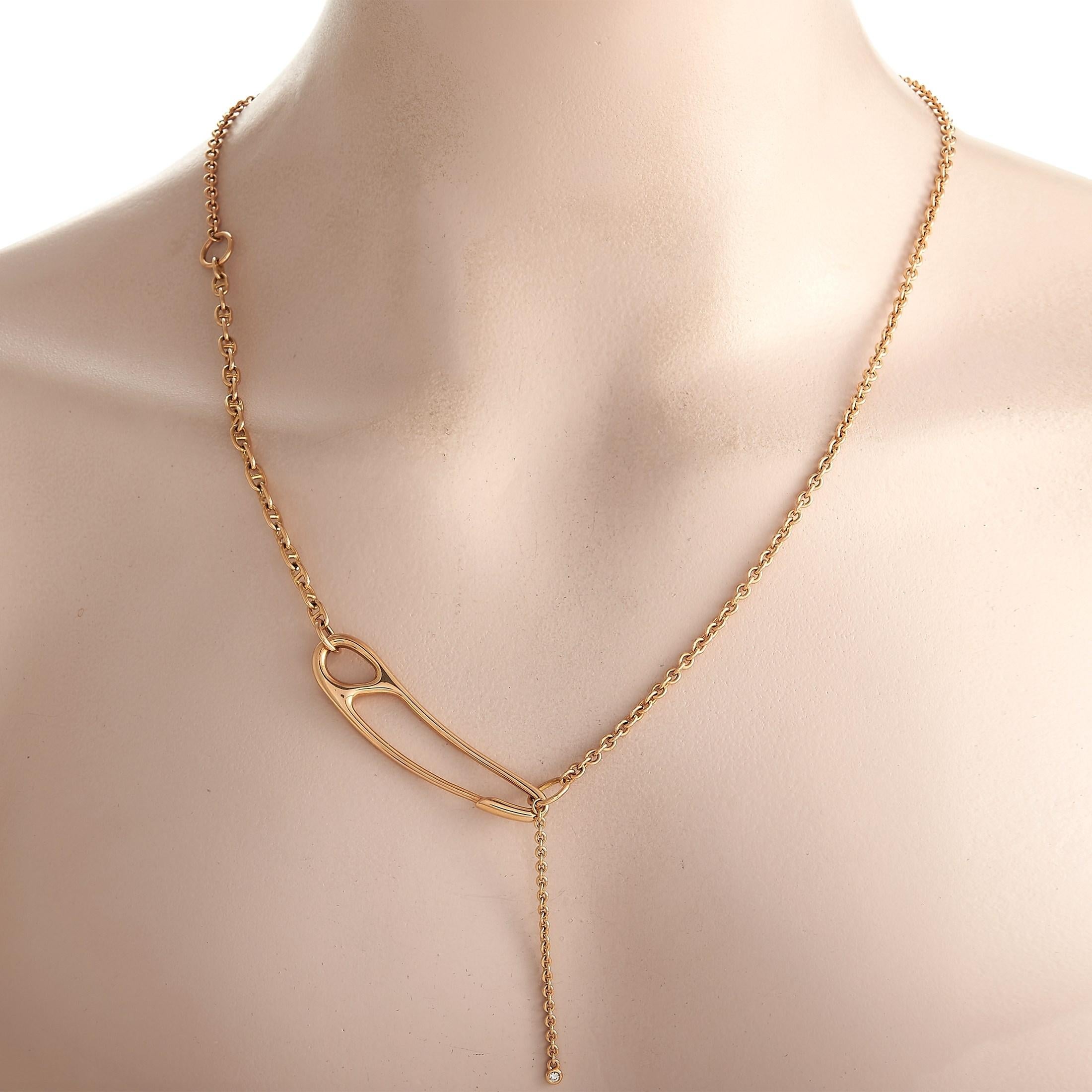 Ce n'est pas une épingle à nourrice ordinaire. Il est indéniablement Hermès avec sa silhouette haut de gamme et sa forme ultra élégante. Cette chaîne élégante en or rose 18 carats, composée de différentes chaînes, se présente sous la forme d'un