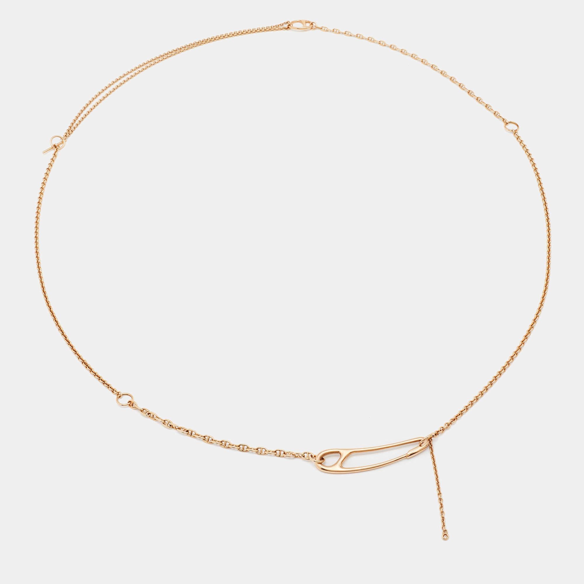 This necklace from Hermès imparts elegance through its distinctive design and is crafted using 18k rose gold. It speaks of impeccable style and ultimate luxury with the discernible motifs on the chain. Flaunt your chic fashion taste by buying this