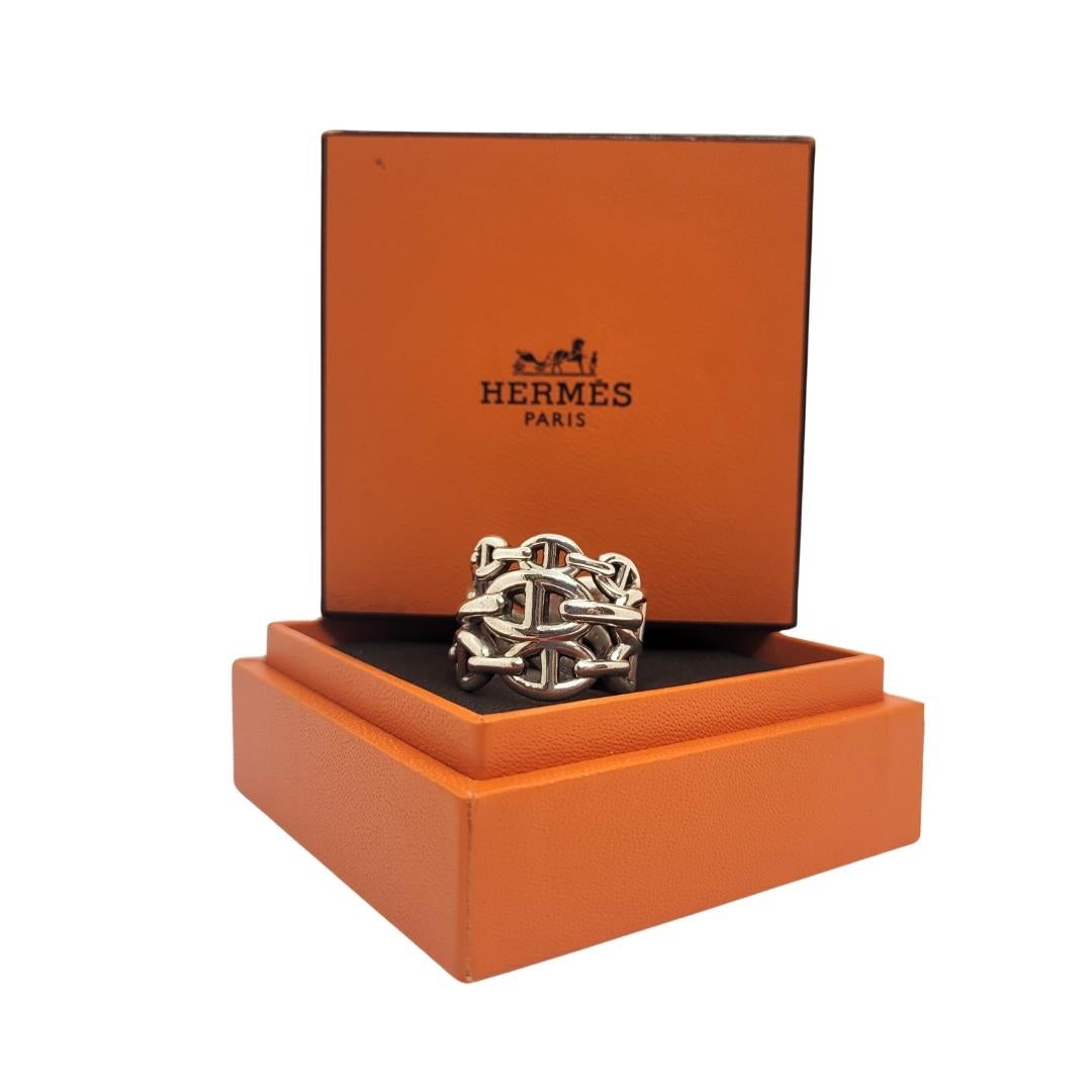 Extraordinary Chaîne d’Ancre ring made of 925 silver by the prestigious firm Hermès. It presents a magnificent design based on an infinite succession of perfectly carved links. These links are carefully worked to create a repetitive pattern that