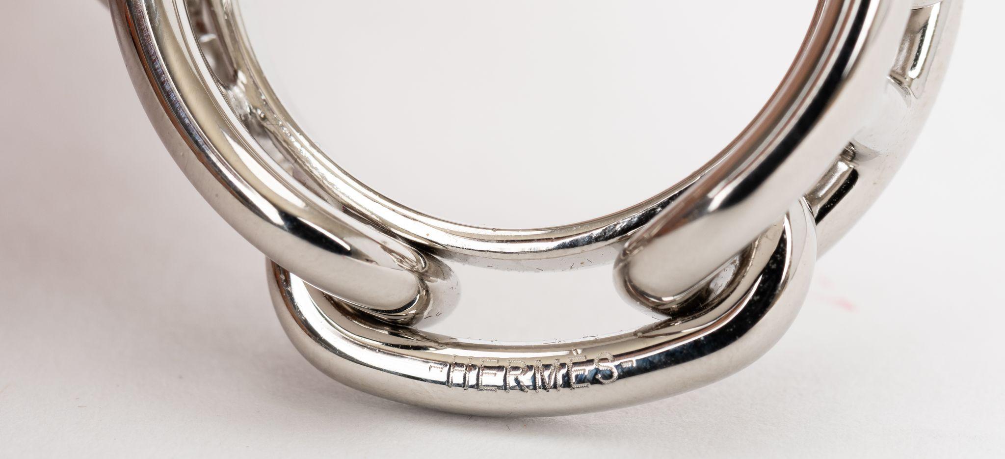 L'anello per sciarpa Chaine D' Ancre di Hermès ti permette di indossare la tua sciarpa in modo semplice e impeccabile. Hardware in palladio. Condizioni eccellenti. Viene fornito con la custodia originale.