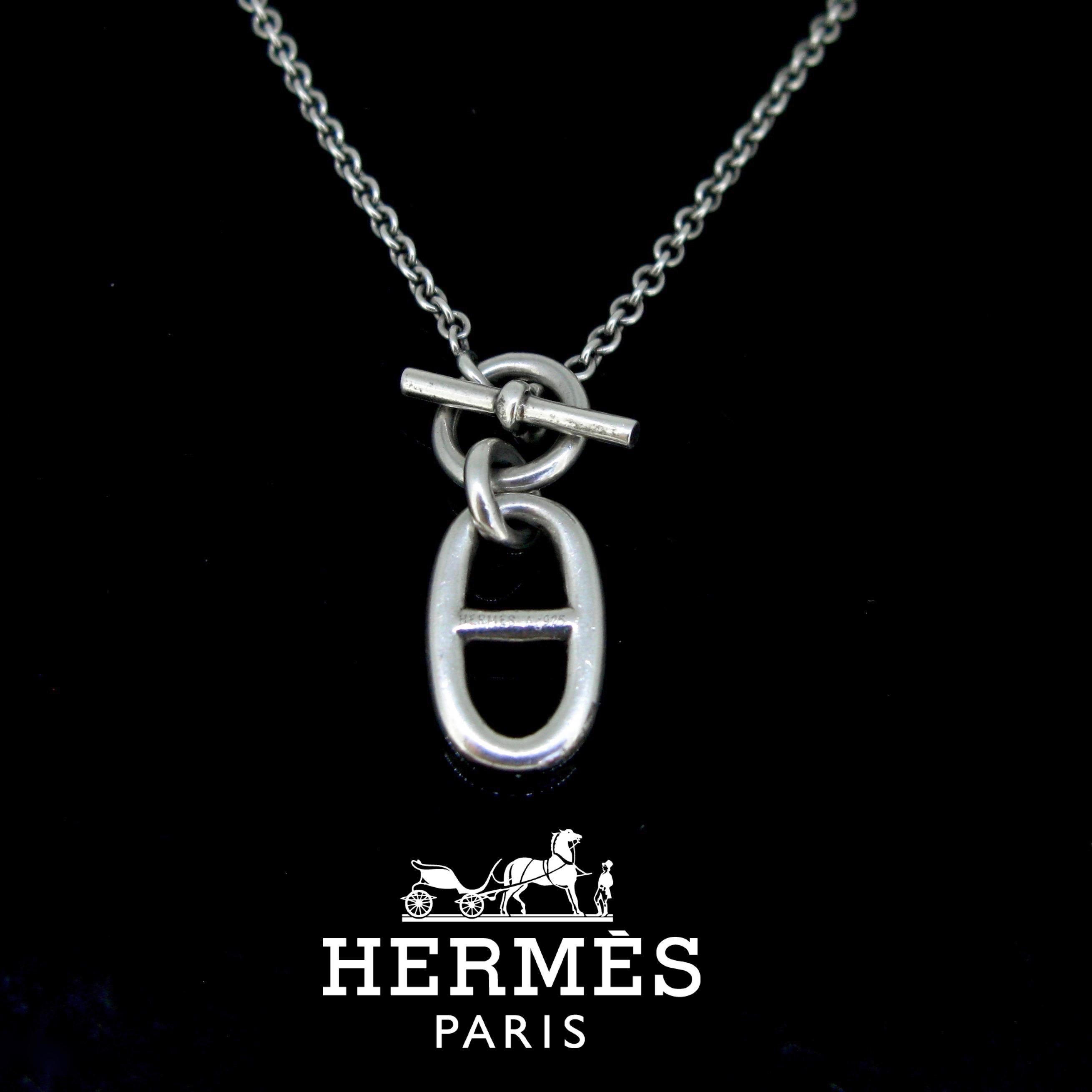 This necklace pendant comes from the Chaine d’Ancre collection. It is made in silver. The necklace comes with its Hermès box. It measures 16in / 40cm long.

Weight:	10,3gr

Metal:	Silver 925/1000

Condition:	Very