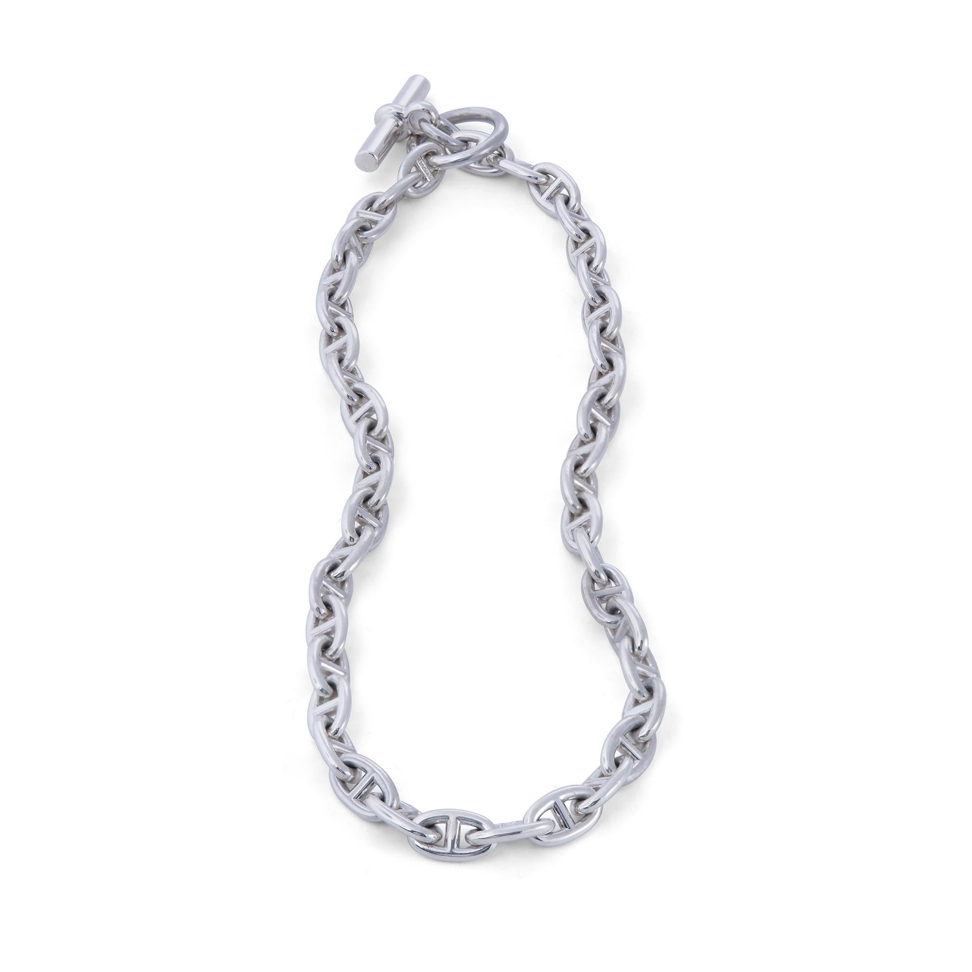 Authentische Hermès Chaîne d'ancre Halskette aus Sterlingsilber. Die ikonischen Schiffsankerglieder werden durch eine Knebelschließe ergänzt. Die Links messen .56 Zoll x .34 Zoll und die Halskette misst 17 Zoll in der Länge. Signiert Hermès mit