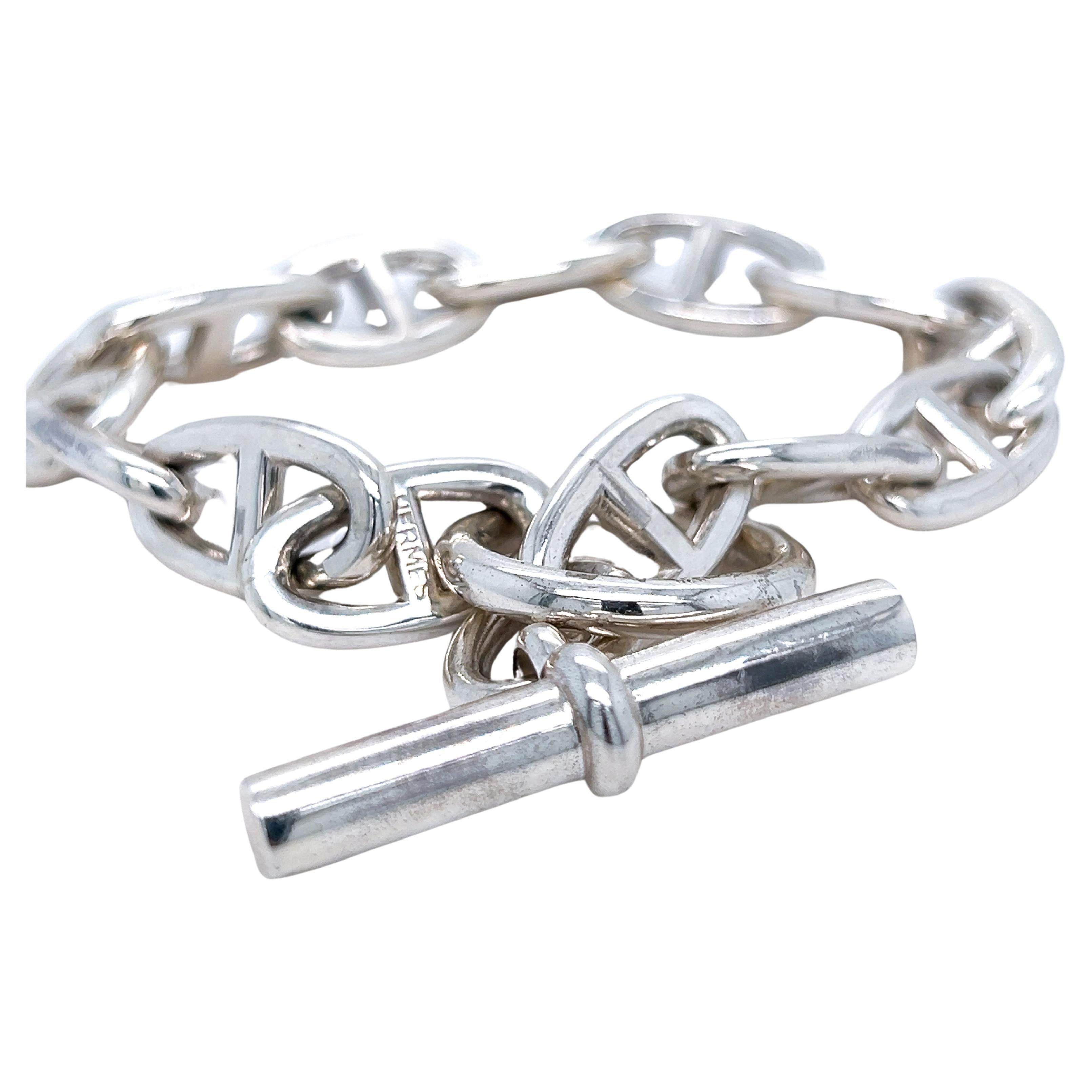 Chic y atemporal, absolutamente icónico Brazalete Hermès de plata de ley Chaine d'Ancre, circa 1995.
La historia de esta pieza comenzó hace más de 80 años, en 1938, cuando Robert Dumas, miembro de la familia Hermès, decidió inspirarse en la cadena
