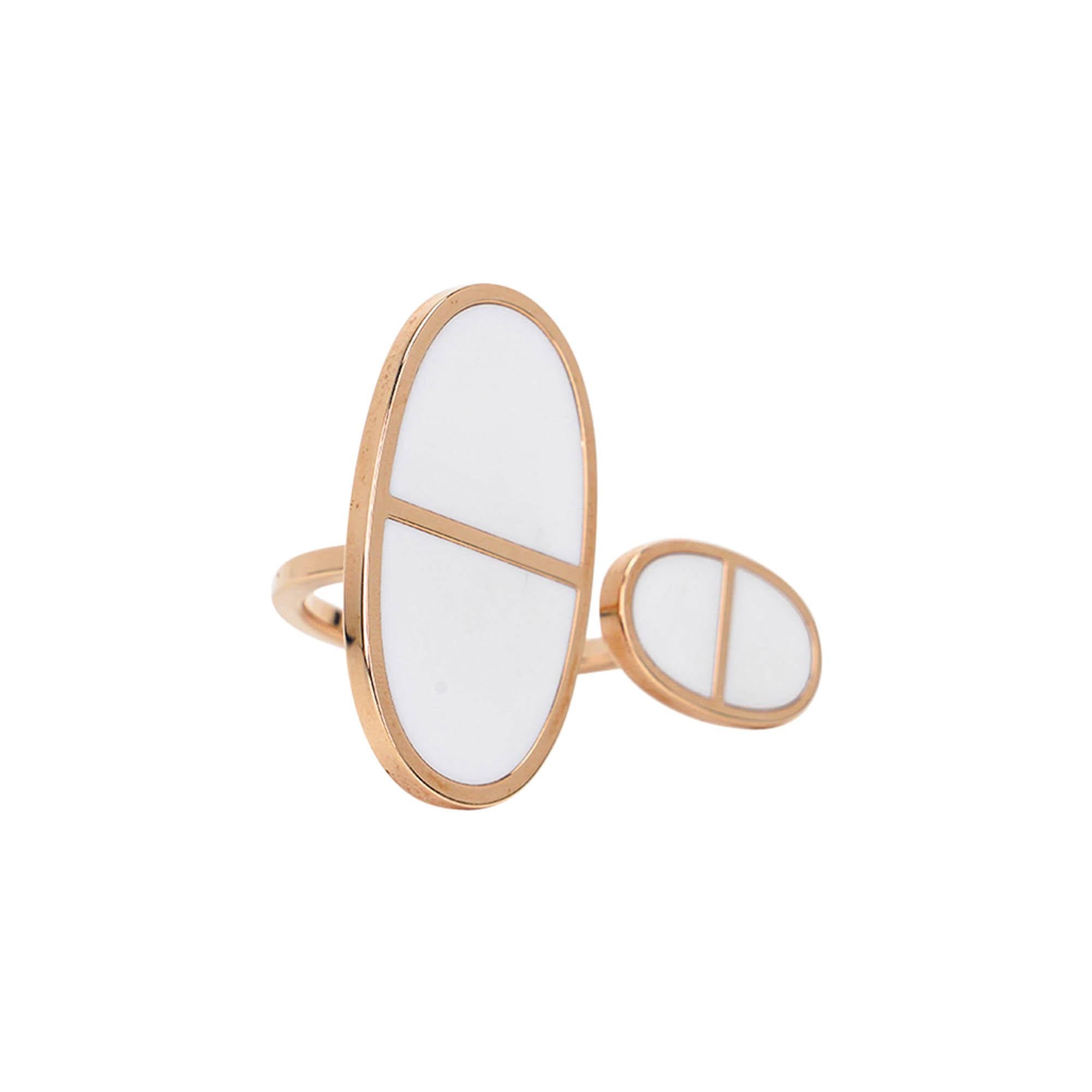 Mightychic offers a limited edition Hermes Chaine d'Ancre Verso ring featured in 18K Rose Gold
and White ceramic.
The classic Hermes link is presented as an in between the finger ring.
So fresh and young.
A beautiful and timeless piece.
New or