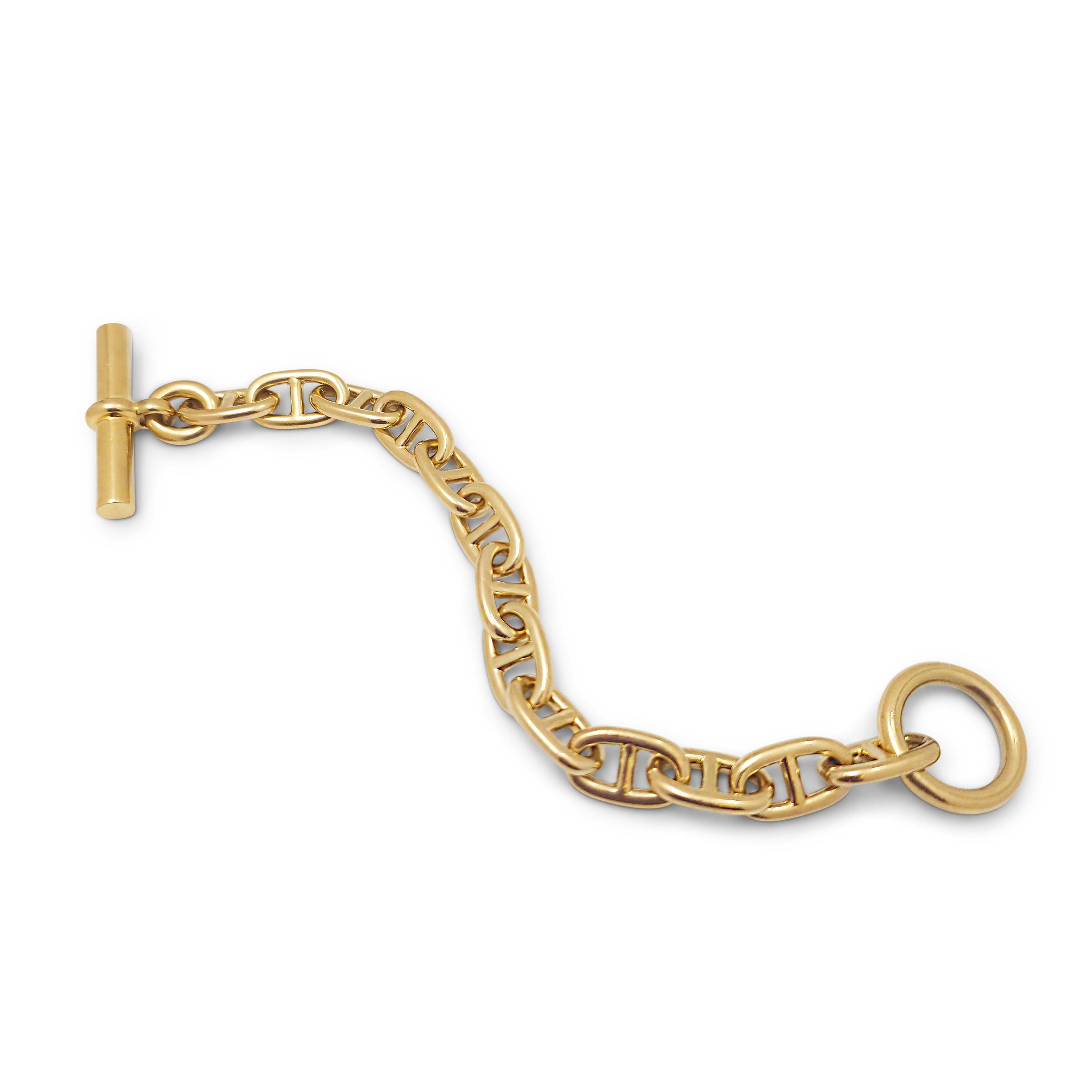 Authentisches Hermès Chaîne d'ancre Armband aus 18 Karat Gelbgold. Die ikonischen Schiffsankerglieder werden durch eine Knebelschließe ergänzt. Die Glieder messen .75 Zoll x .44 Zoll und das Armband misst 8 1/2 Zoll in der Länge. Signiert Hermès