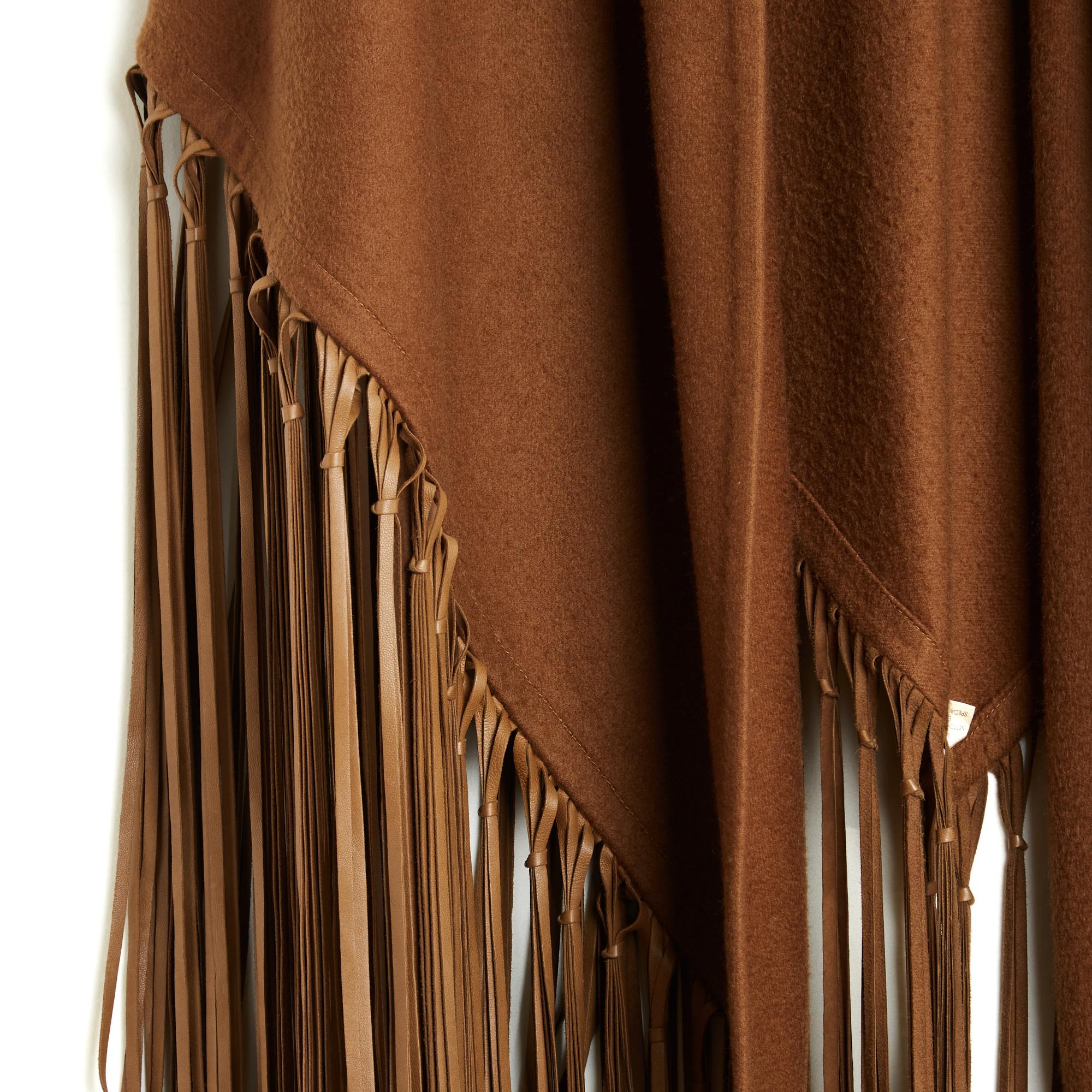 Maxi chal triangular Hermès con flecos de cachemira color tabaco y largos flecos anudados de piel a juego. Aproximadamente 200 cm de ancho x 100 cm de alto (sin contar el fleco de 45 cm). El chal está en excelentes condiciones; el color y los