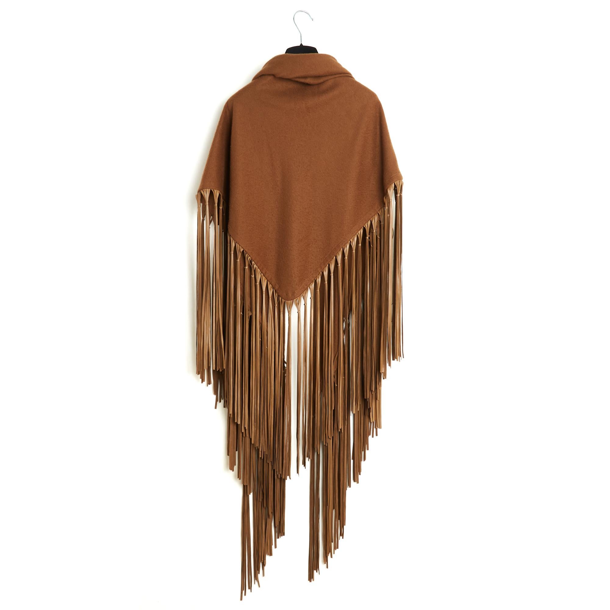 Chal Hermès Chale Triangle a franges Años 90 Cachemira y flecos de cuero Hermes en Excelente estado para la venta en PARIS, FR